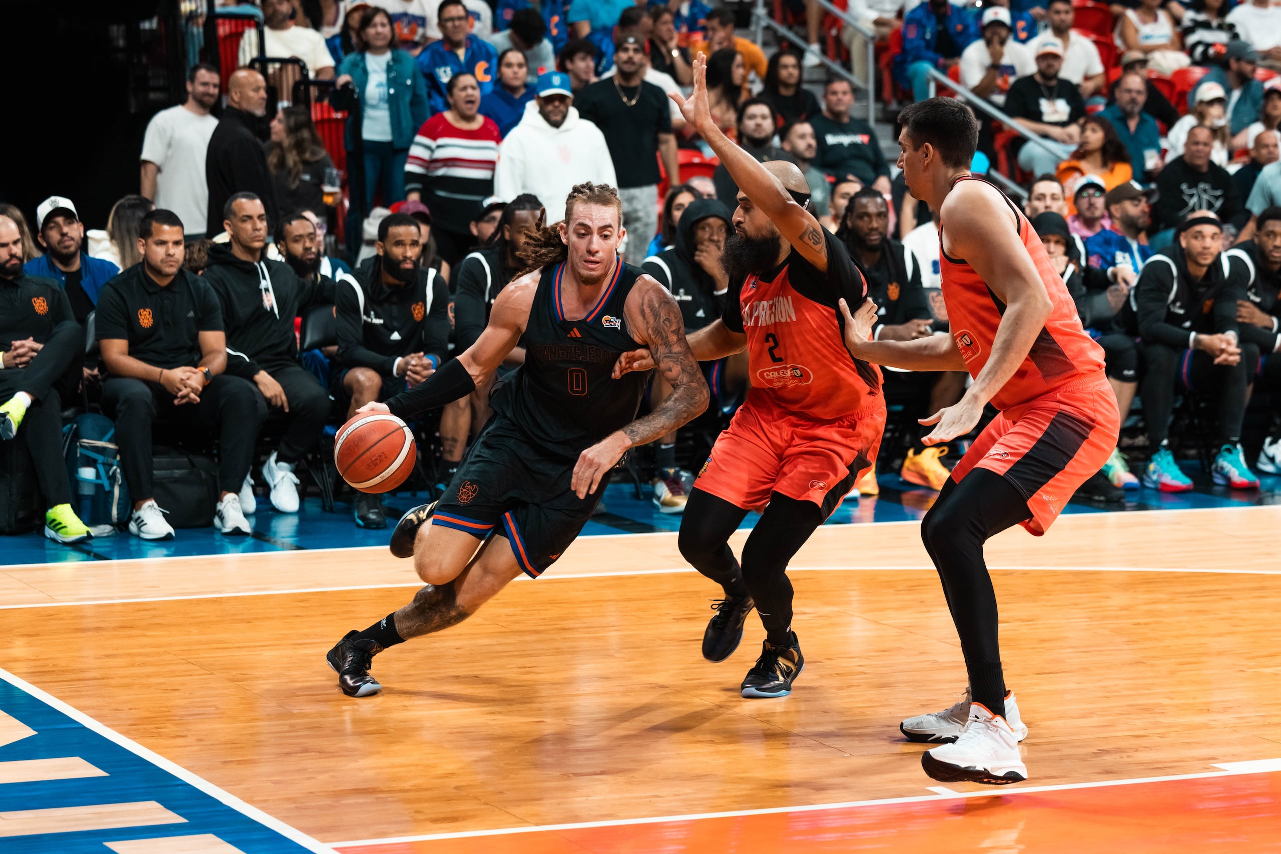 Isaiah Piñeiro durante su debut con los Cangrejeros de Santurce.
