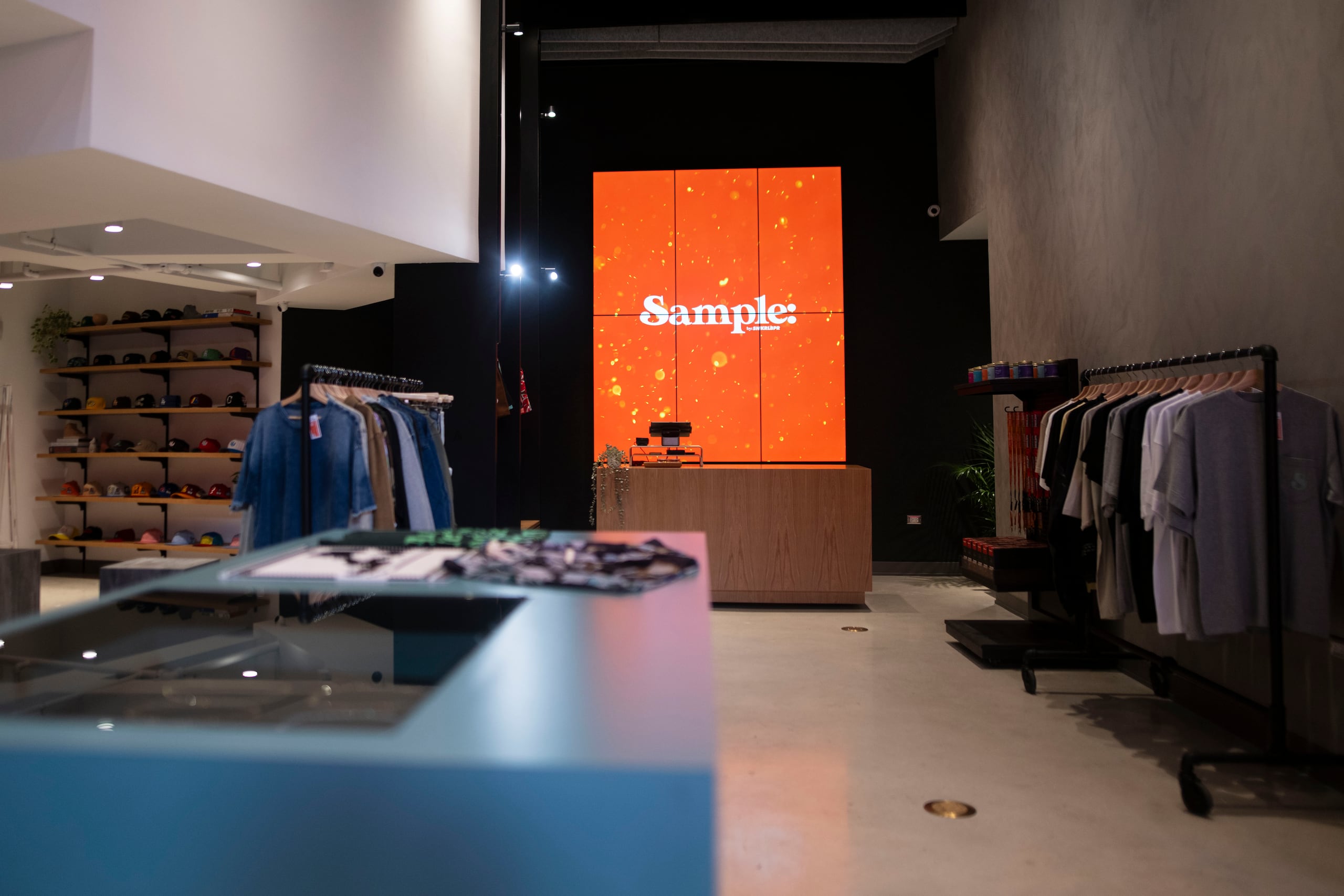 La tienda abrirá de domingo a miércoles de 12:00 p.m. a 9:00 p.m. y jueves a sábado de 12:00 p.m. a 11:00 p.m.