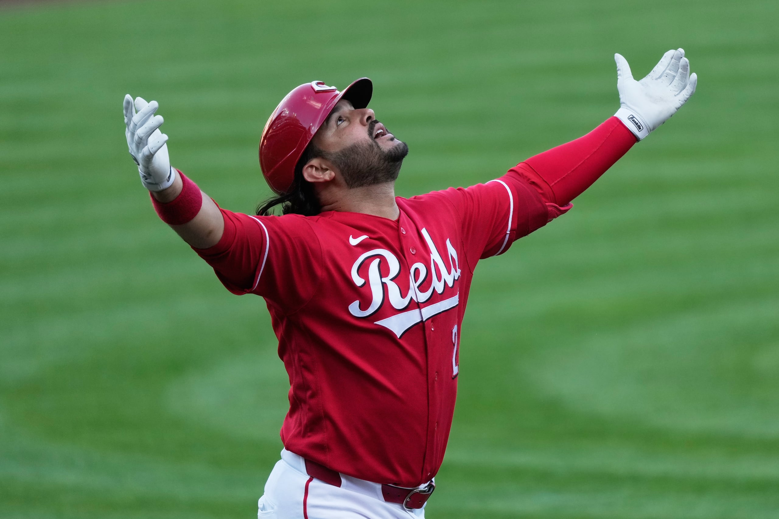 Eugenio Suárez, de los Reds de Cincinnati, celebra después de conectar un cuadrangular de dos carreras durante la primera entrada del juego de béisbol de Grandes Ligas.
