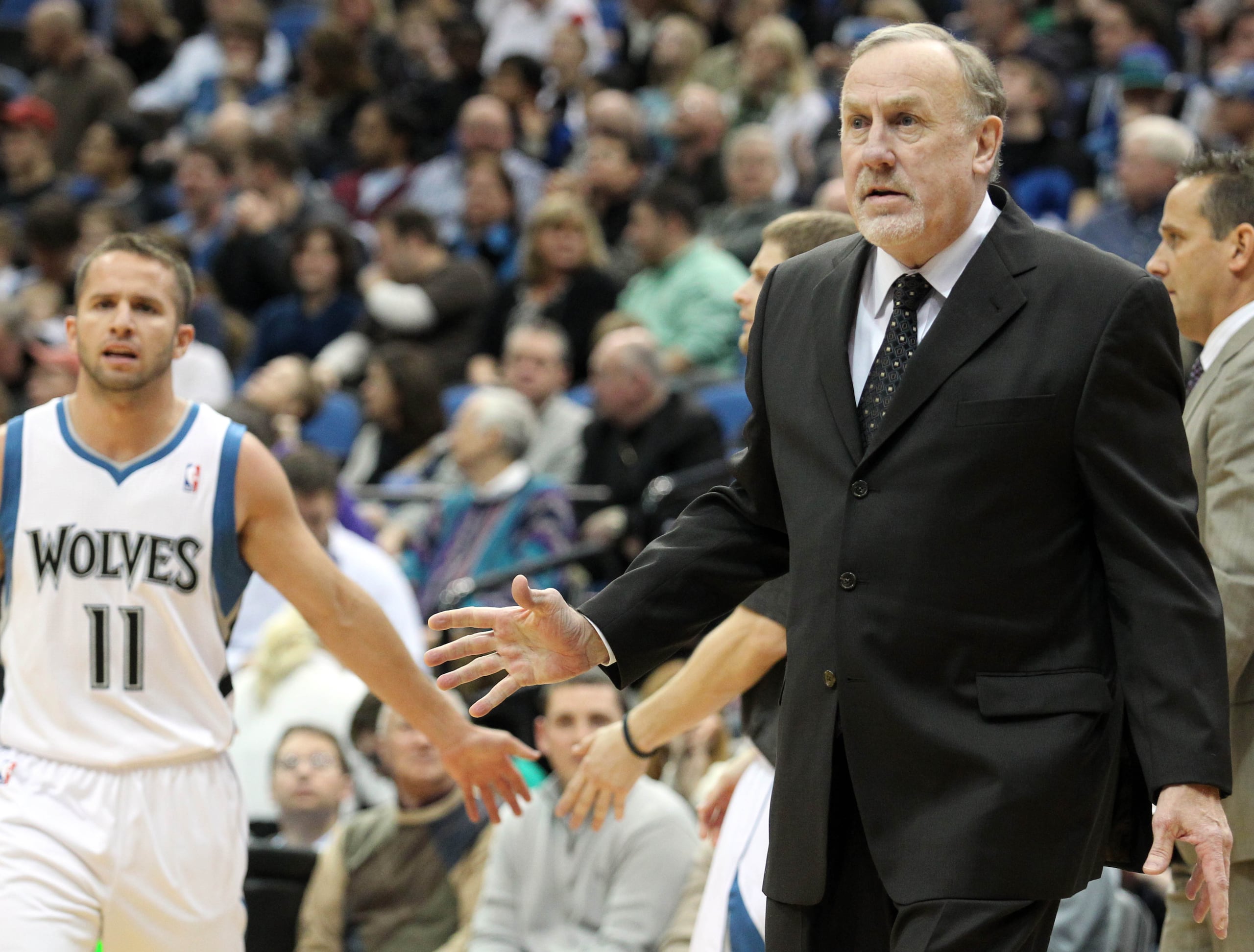 José Juan Barea y Rick Adelman, a la derecha, protestan una jugada durante su tiempo con los Timberwolves de Minnesota. (Ramon "Tonito" Zayas)