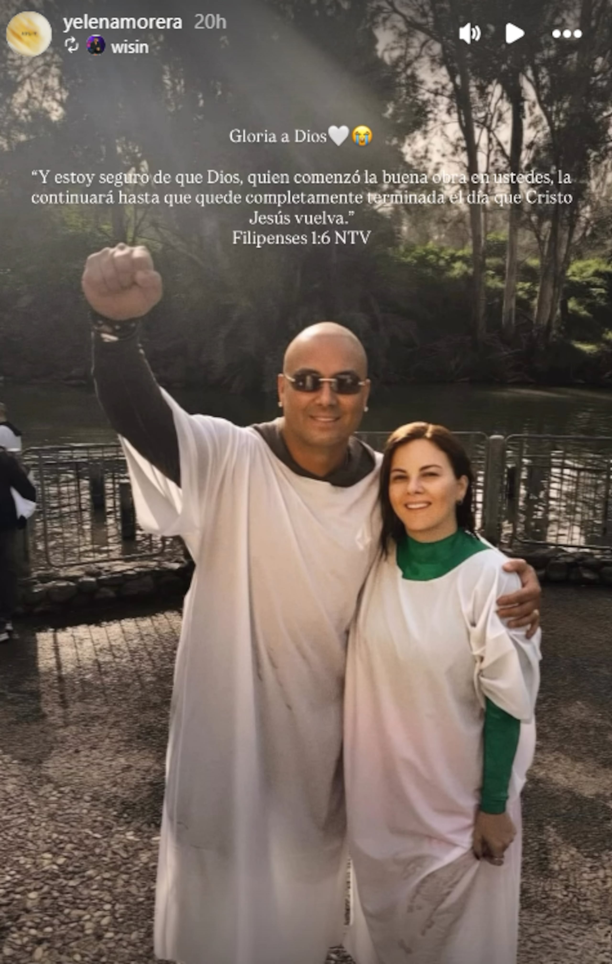 Bautismo de Wisin y su esposa Yomaira Ortiz en el río Jordan, en Israel.