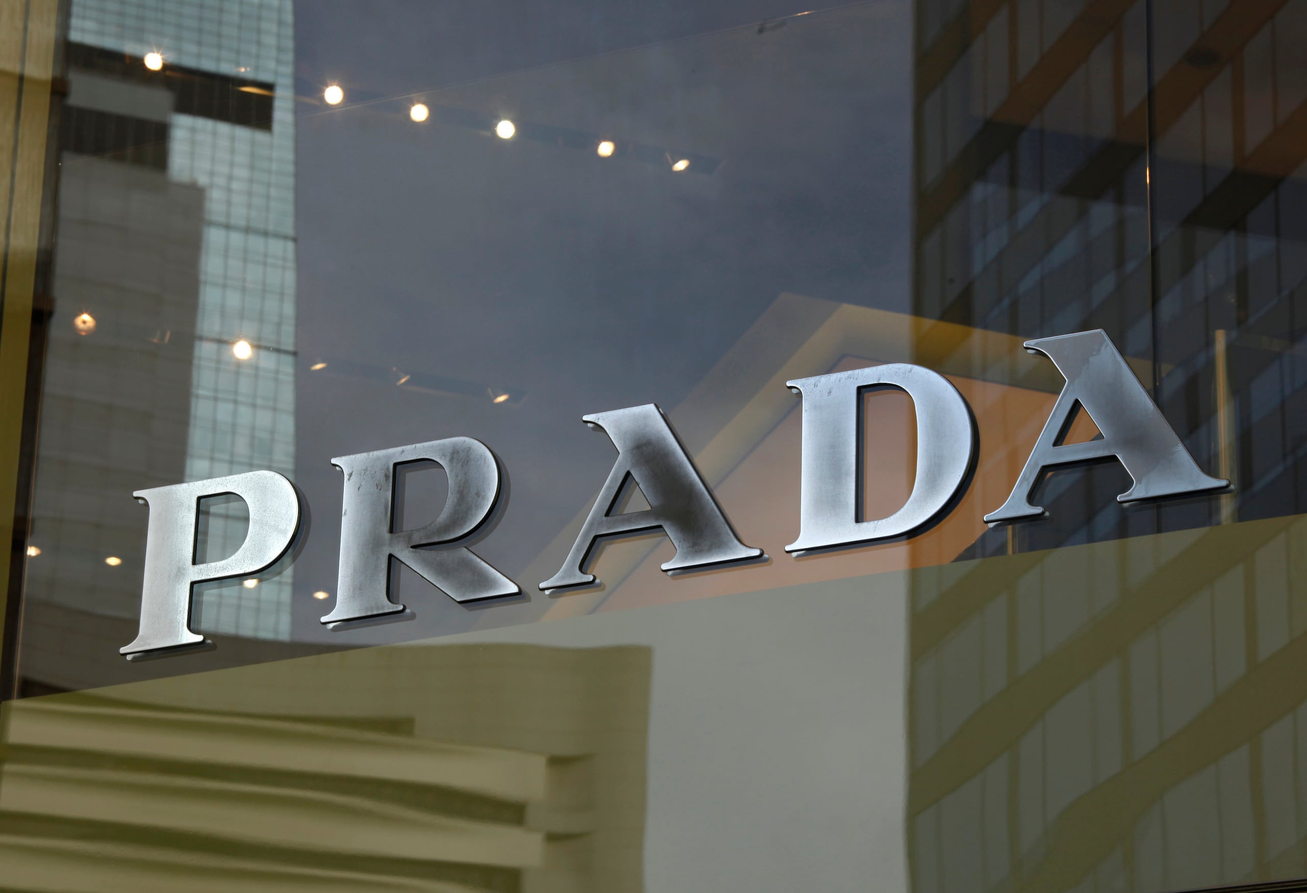 El interés de Prada en adquirir Versace llevó el pasado febrero a la marca a evaluar el estado de sus cuentas para valorar una compra finalmente anunciada hoy.