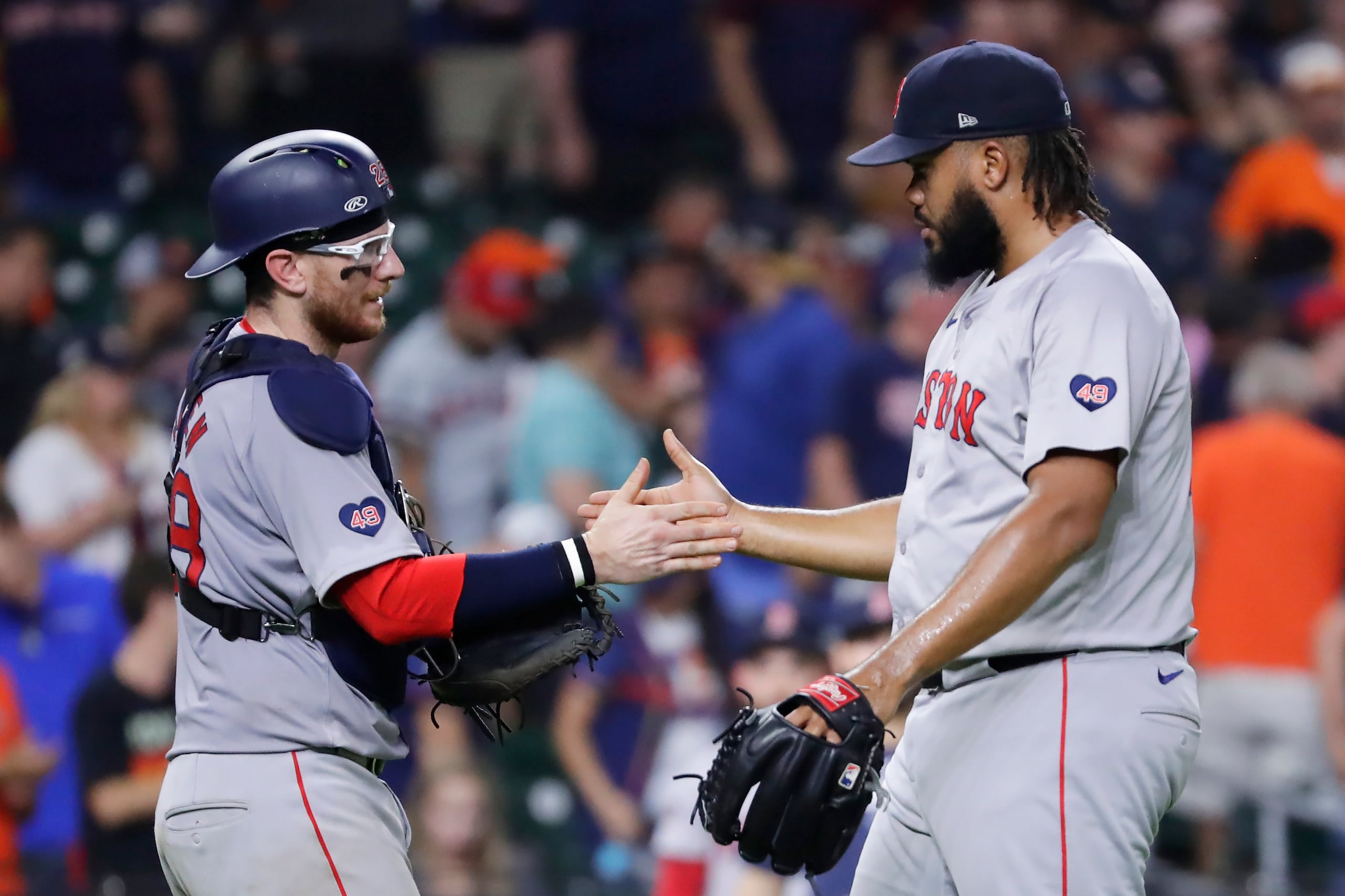 El receptor de los Medias Rojas de Boston, Danny Jansen, a la izquierda, y el lanzador cerrador Kenley Jansen, a la derecha, celebran su victoria por 6-5 sobre los Astros de Houston el martes 20 de agosto de 2024 en Houston. (AP Foto/Michael Wyke)