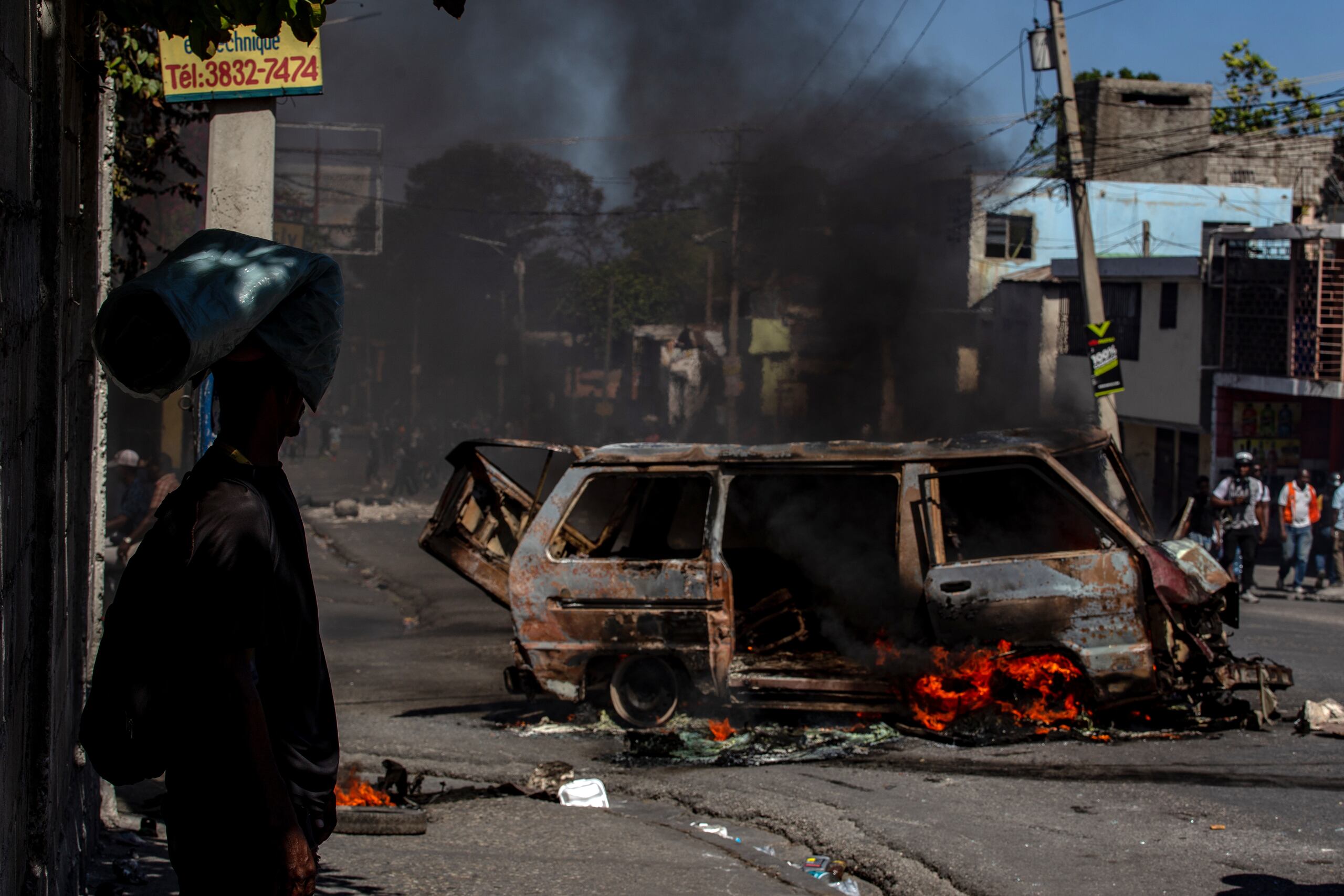Fotografía del 2 de abril de 2025 de un vehículo incinerado en una manifestación en Puerto Príncipe en la que se exigió a las autoridades medidas para hacer frente a la creciente ola de violencia. (EFE/ Mentor David Lorens)