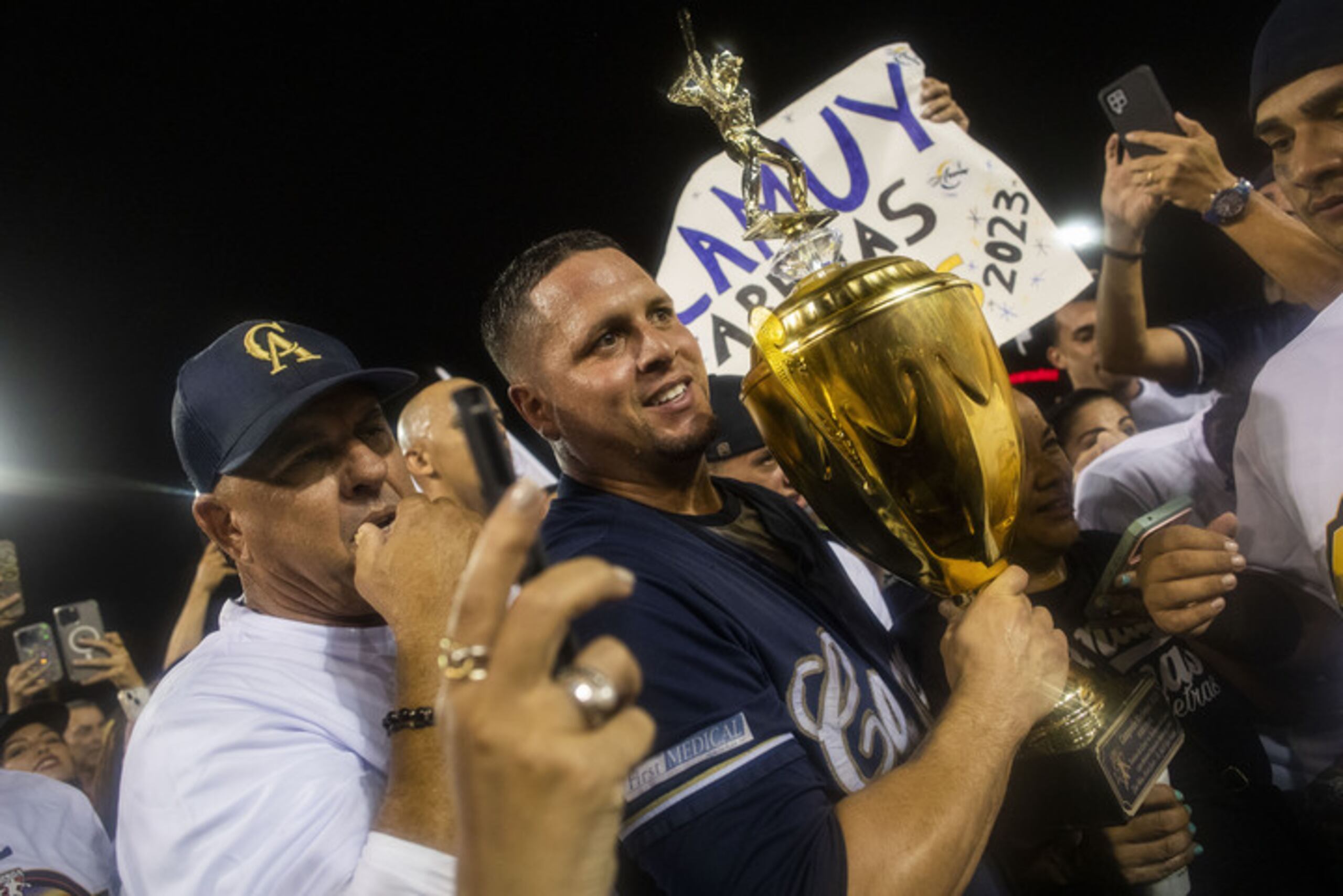 El dirigente y receptor de los Arenosos de Camuy, Dennis Pérez, tras la conquista del primer campeonato de la Liga de Béisbol Superior Doble A en la historia de la franquicia.