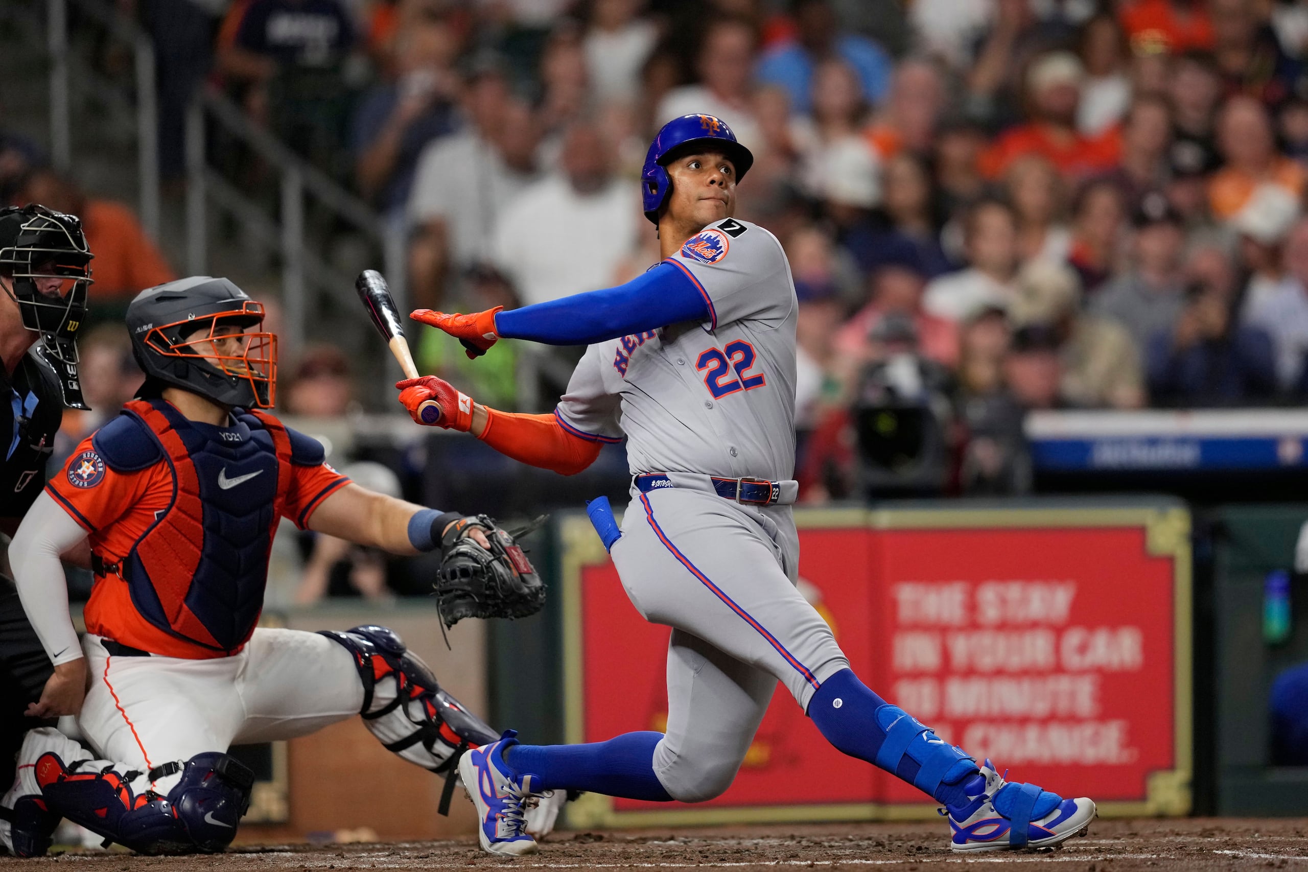 Juan Soto observa la pelota desaparecer, tras conectar su primer cuadrangular como jugador de los Mets de Nueva York.