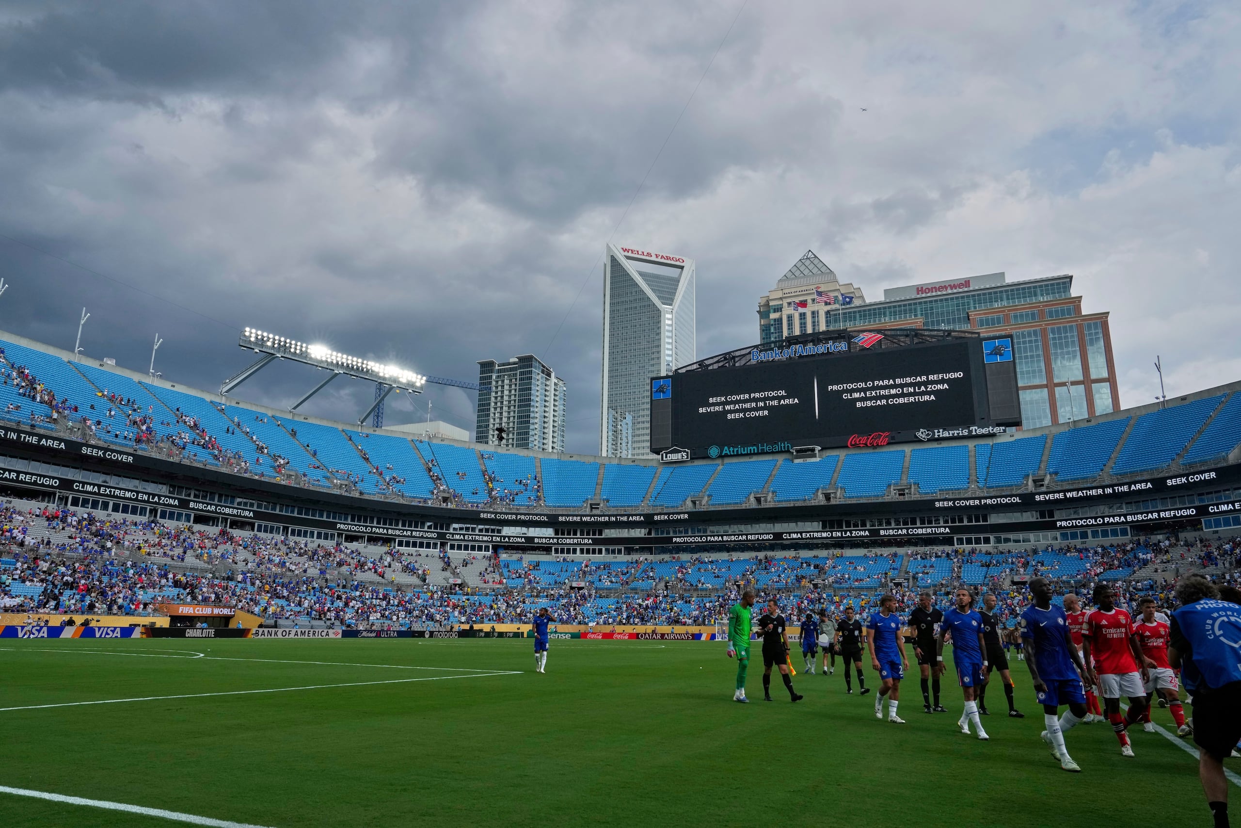 Los jugadores de Chelsea y Benfica se retiran del campo tras una suspensión por amenaza de tormenta eléctrica en los octavos de final del Mundial de Clubes, el sábado 28 de junio de 2025.