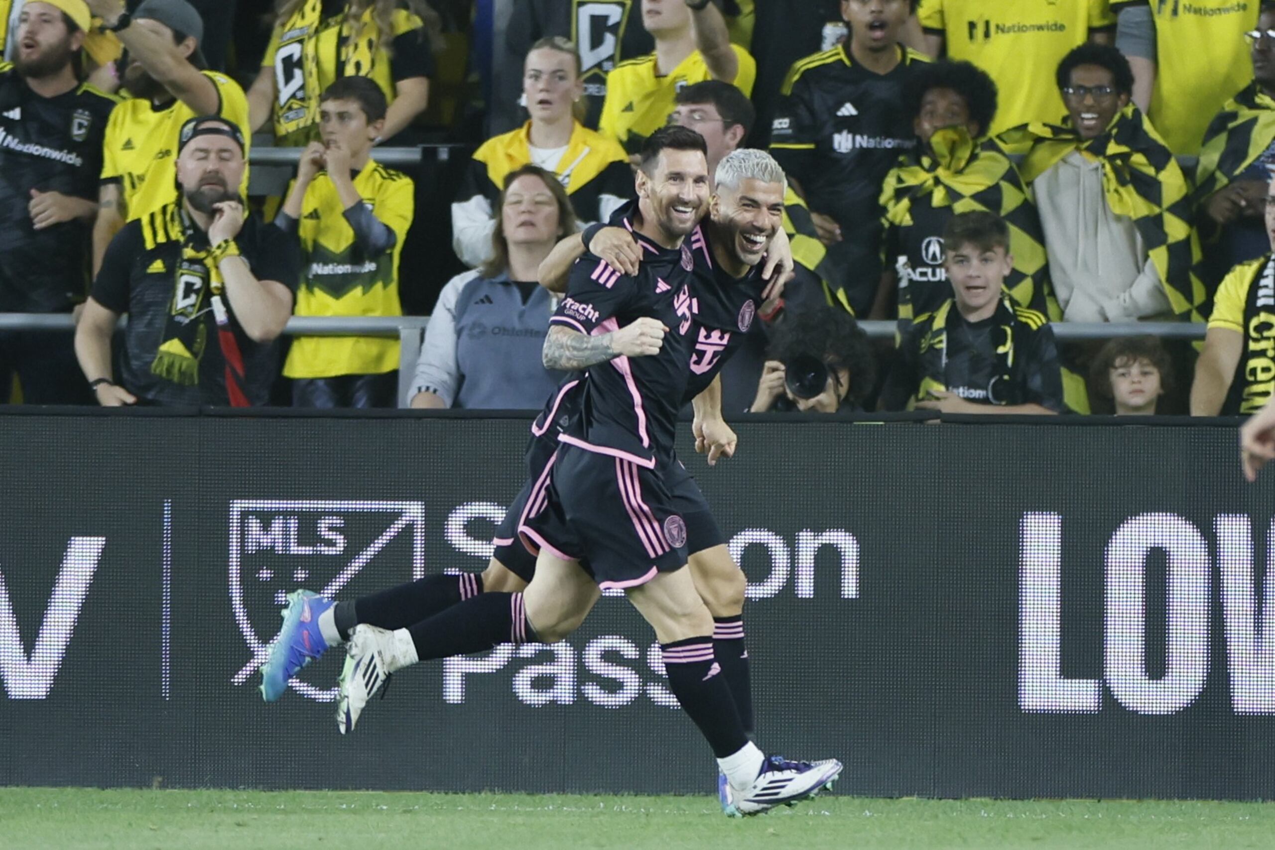 El argentino Lionel Messi y el uruguayo Luis Suárez festejan un gol ante el Crew de Columbus, el miércoles 2 de octubre de 2024, en un encuentro de la MLS