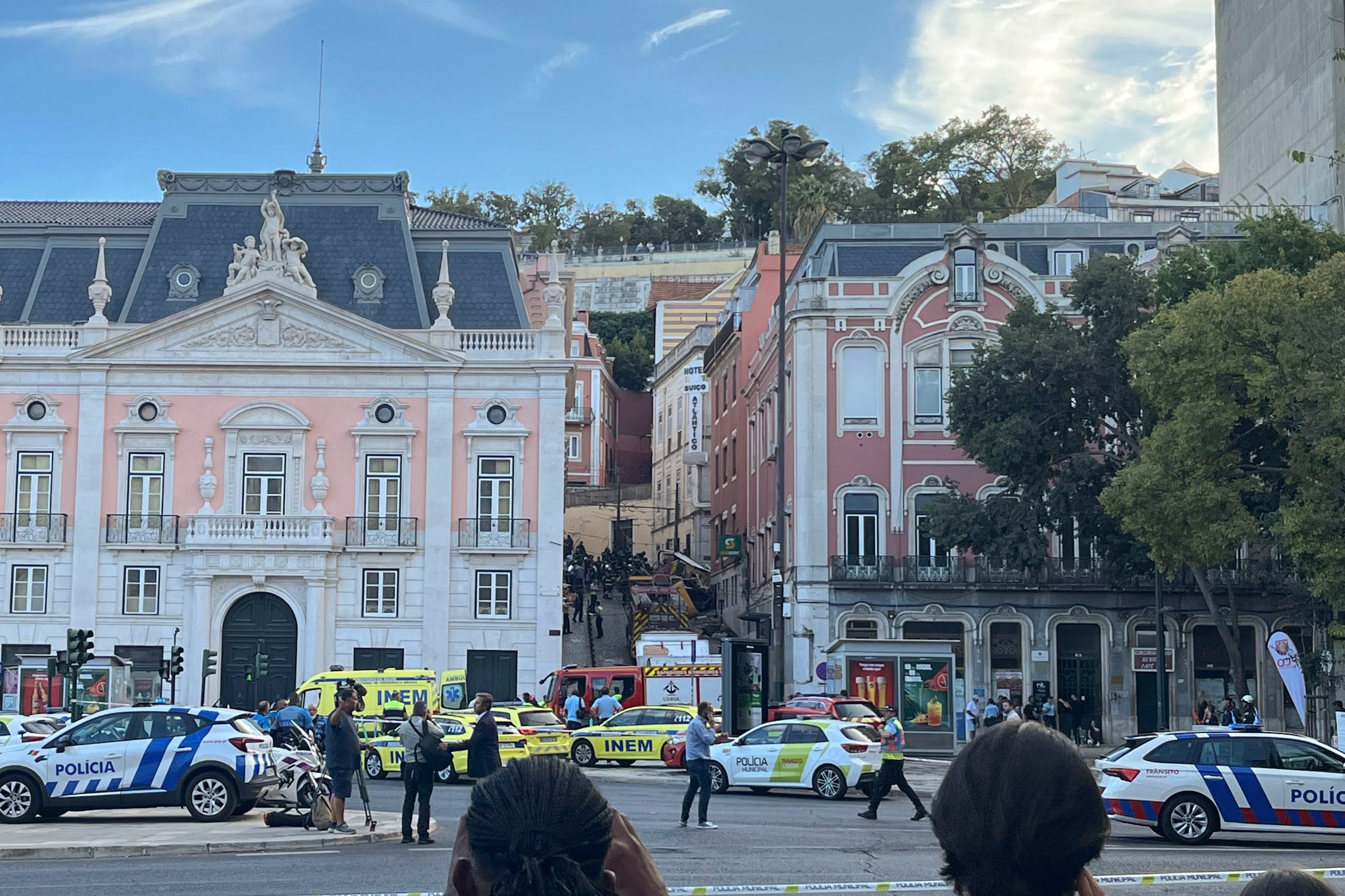 De momento no se tienen cifras de las víctimas fatales y heridos.