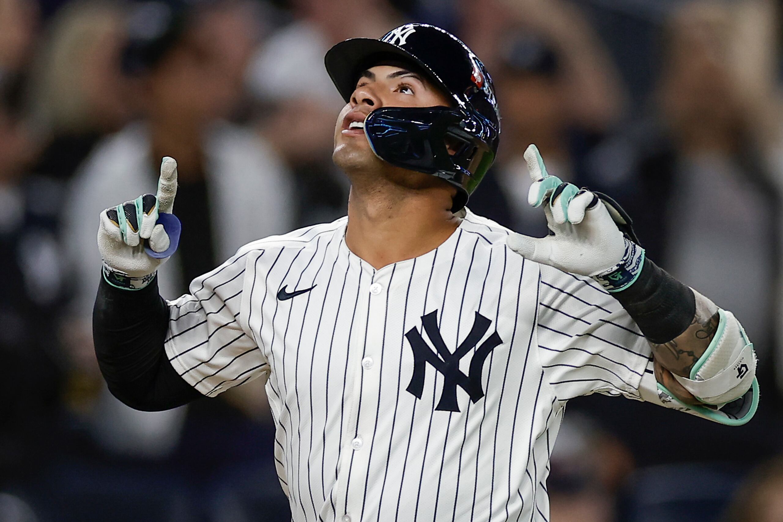 ARCHIVO - El venezolano Gleyber Torres, de los Yankees de Nueva York, festeja tras batear un jonrón de dos carreras ante los Reales de Kansas City, en el primer juego de la Serie Divisional de la Liga Americana, el 5 de octubre de 2024.