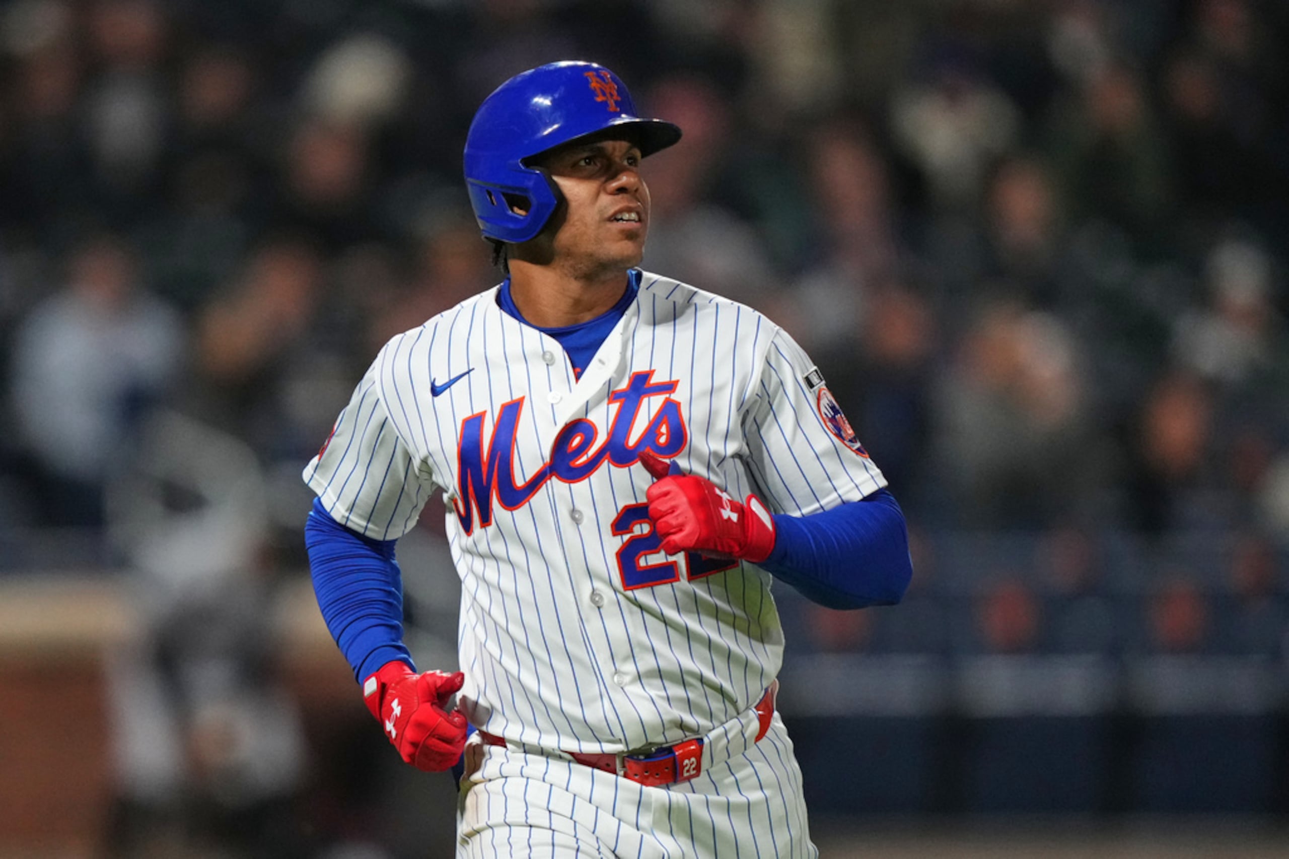 Juan Soto, de los Mets de Nueva York, reacciona tras conectar un elevado de out durante la tercera entrada de un juego de béisbol contra los Mellizos de Minnesota el 22 de abril de 2026 en Nueva York.