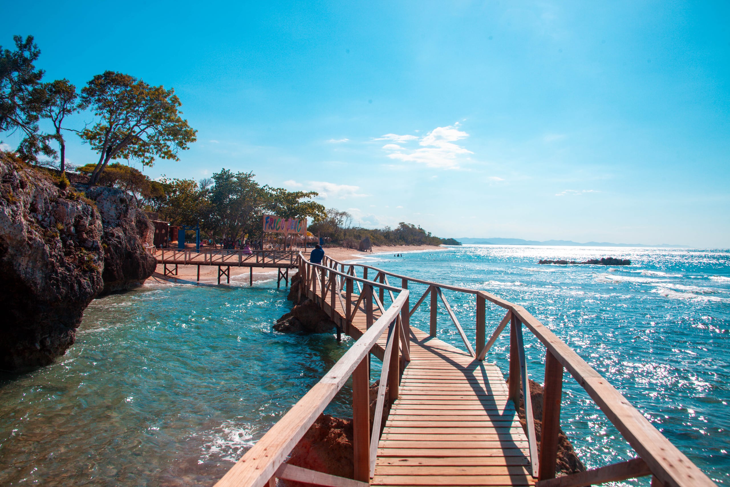 Un puente peatonal conecta con la playa.