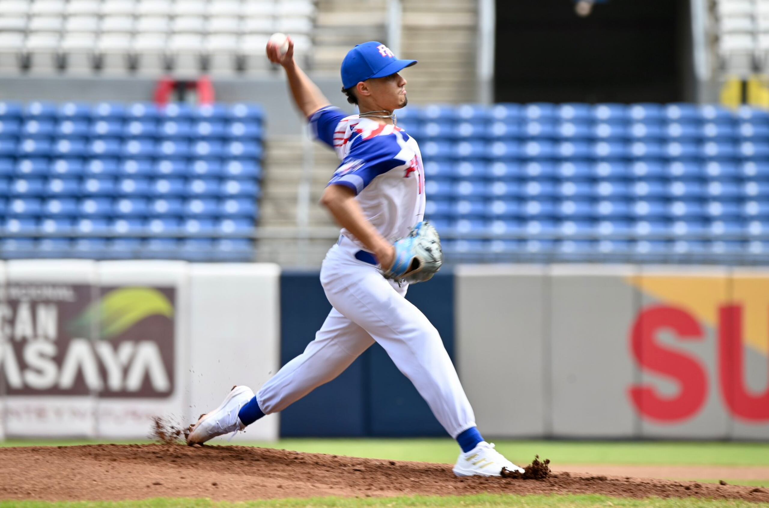 El zurdo Jorhan Laboy hace un envío al plato durante el juego ante México. Laboy lanzó toda la ruta y fue protagonista en la blanqueada 7-0.