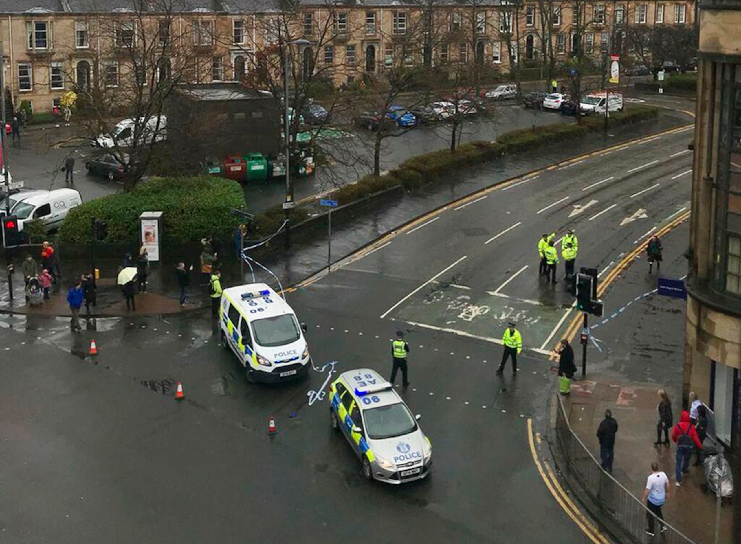 La Universidad de Glasgow, en Escocia, fue desalojada por la Policía, después de que se encontra un paquete sospechoso. (AP)