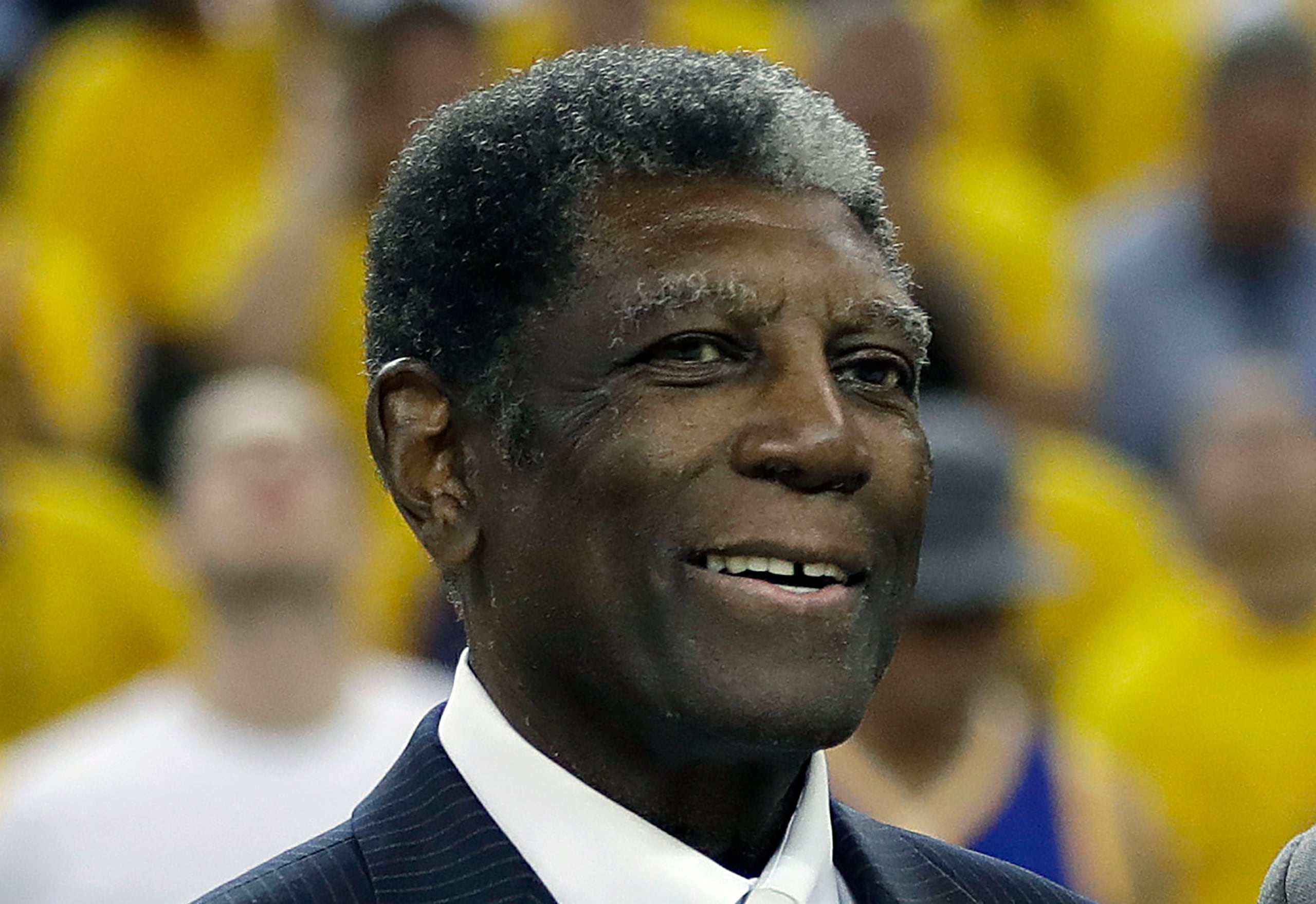 ARCHIVO - En foto del 4 de junio del 2017, el exentrenador de los Warriors Al Attles durante la primera mitad del juego 2 de las Finales de la NBA ante los Cavaliers de Cleveland. El miércoles 21 de agosto del 2024, fallece Attles a los 87 años. (AP Foto/Marcio Jose Sanchez, Archivo)