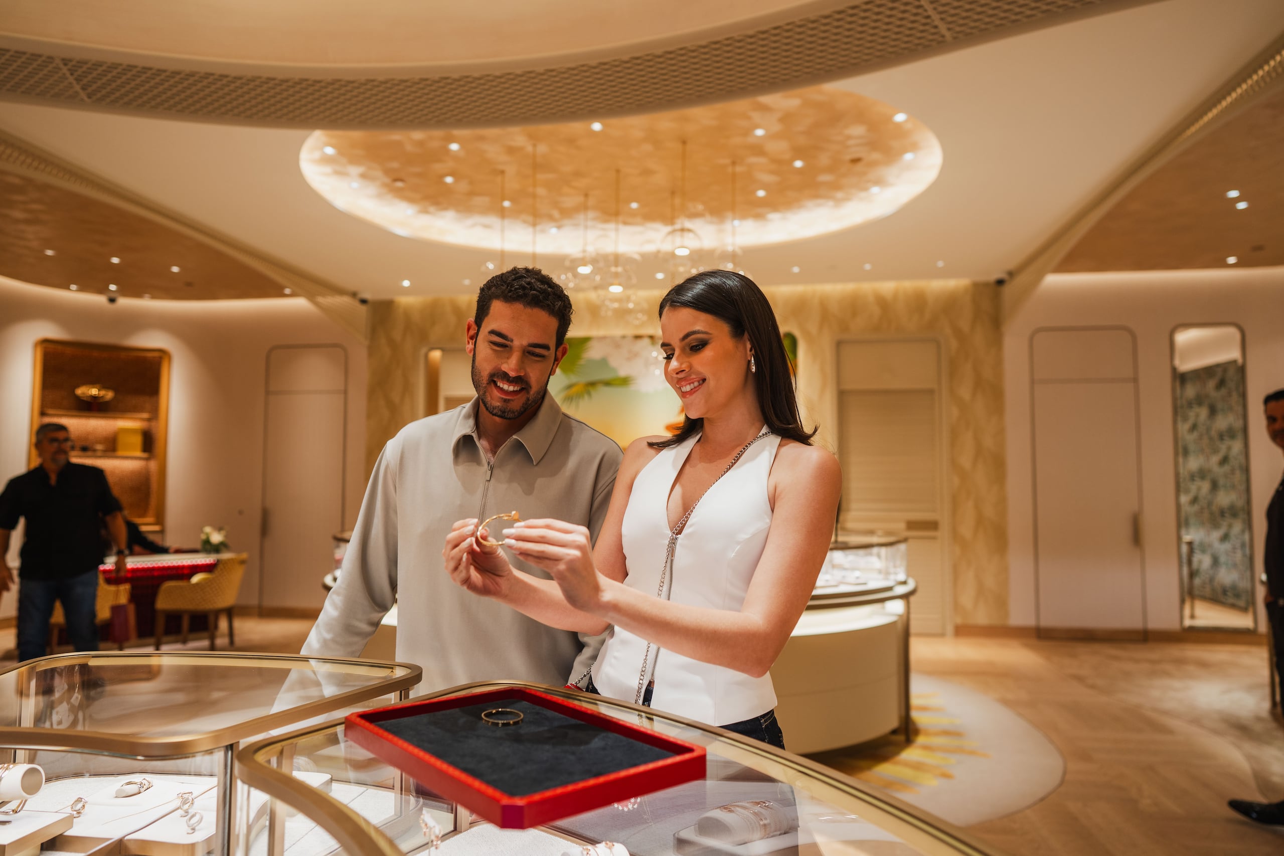 The Mall of San Juan se ha convertido en el destino más completo de joyería en Puerto Rico. En sus pasillos, los clientes pueden encontrar una oferta variada que va desde joyería artesanal puertorriqueña hasta marcas de lujo internacionalmente reconocidas. En la foto, Cartier, segundo nivel.