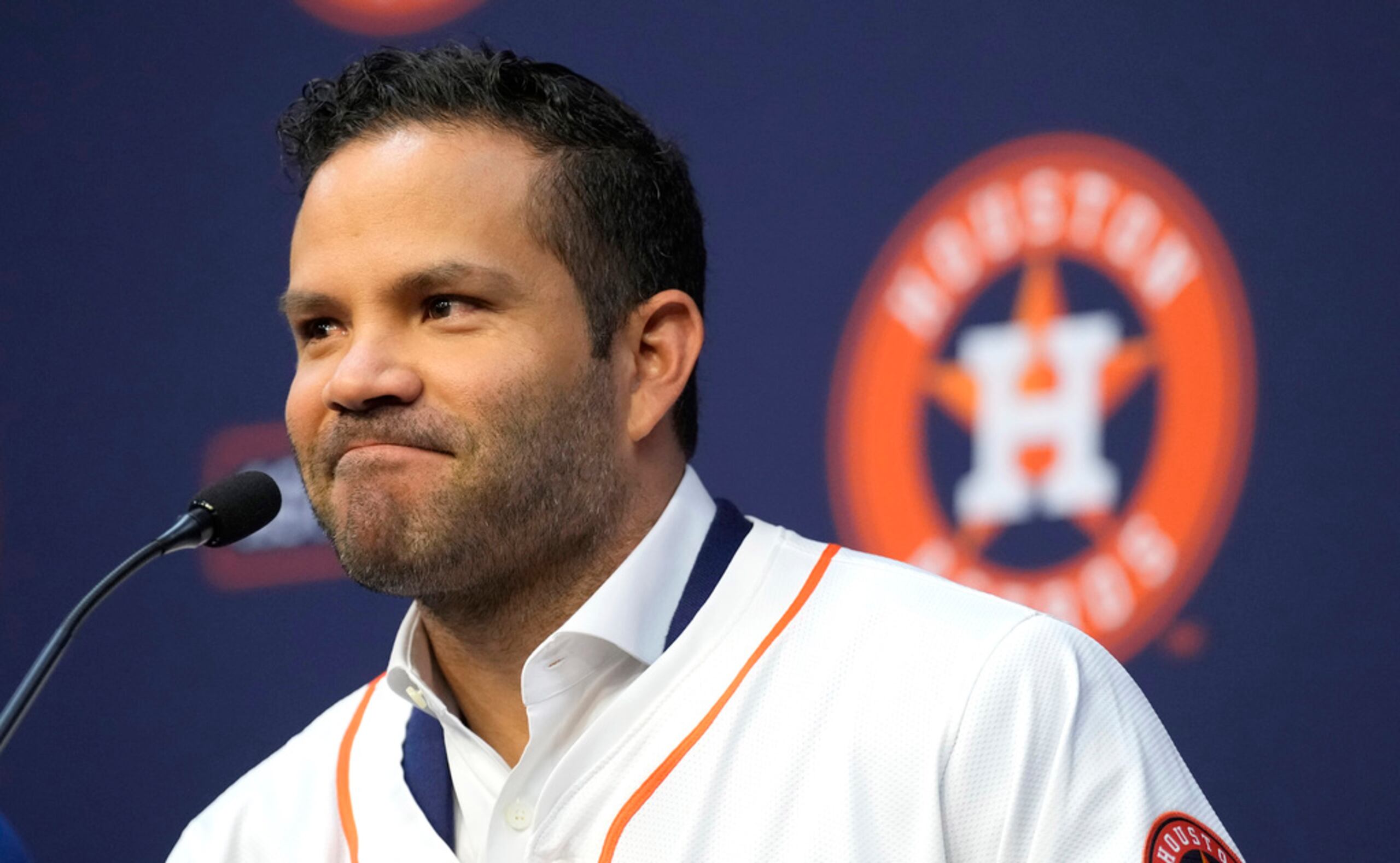José Altuve, de los Astros de Houston. durante una rueda de prensa tras firmar una extensión de contrato de cinco años.