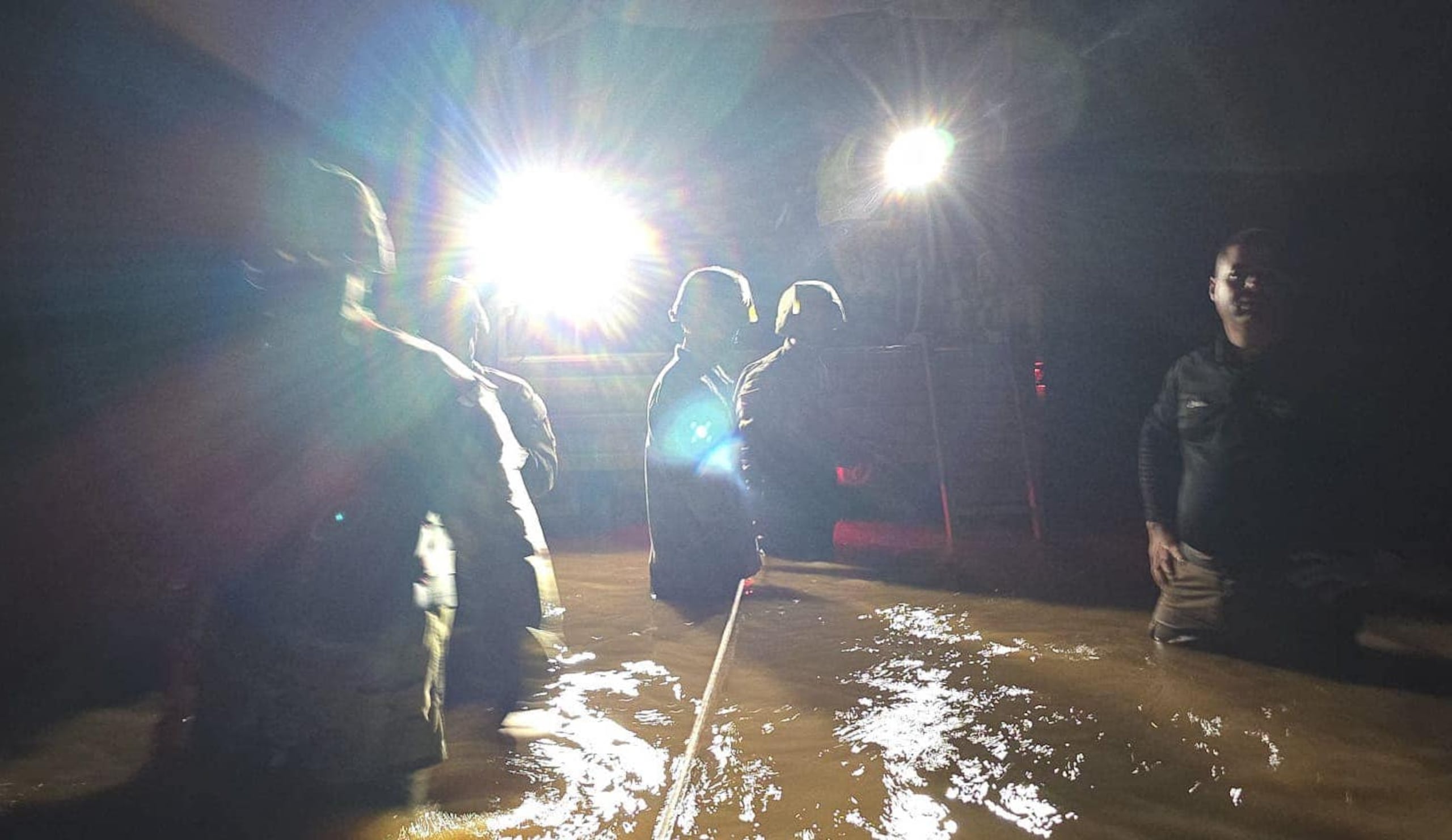 Personal de la Guardia Nacional sacó con sogas al personal de LUMA y empleados municipales que habían quedado varados en medio de una calle inundada.