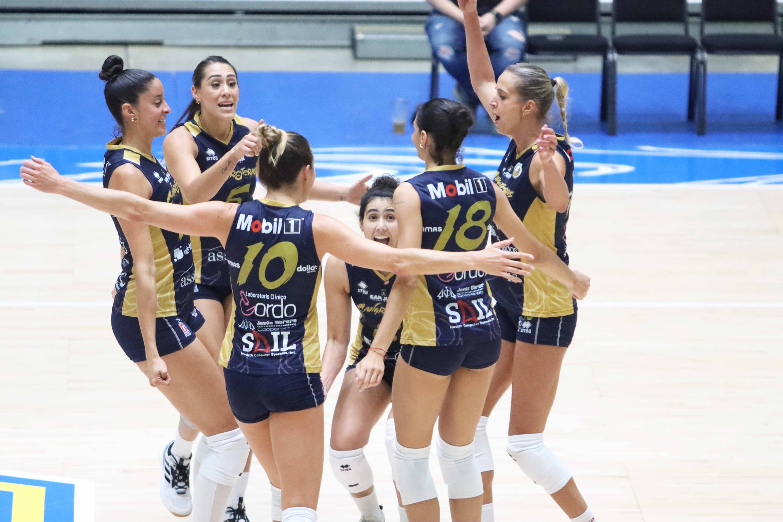 Las Cangrejeras de Santurce celebrando una anotación en la Liga de Voleibol Superior Femenino (LVSF).