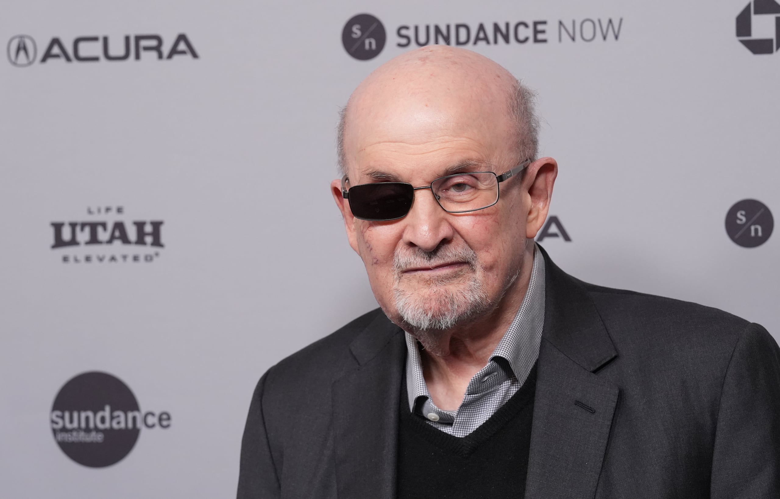 El difunto ayatolá Ruhillah Khomeini, emitió una fatua contra Rushdie tras su novela de 1989, "Los versos satánicos".