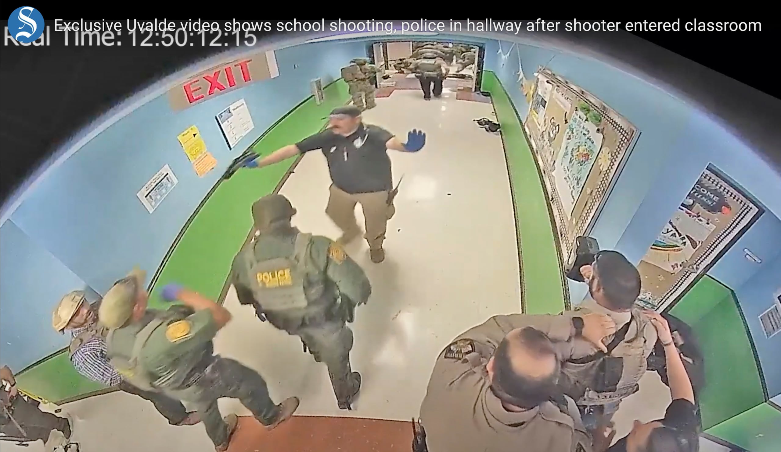 De acuerdo con el informe, transcurrió mas de una hora desde la llegada e la Policía al lugar, para que un equipo táctico neutralizara al tirador de la escuela primaria de Uvalde.