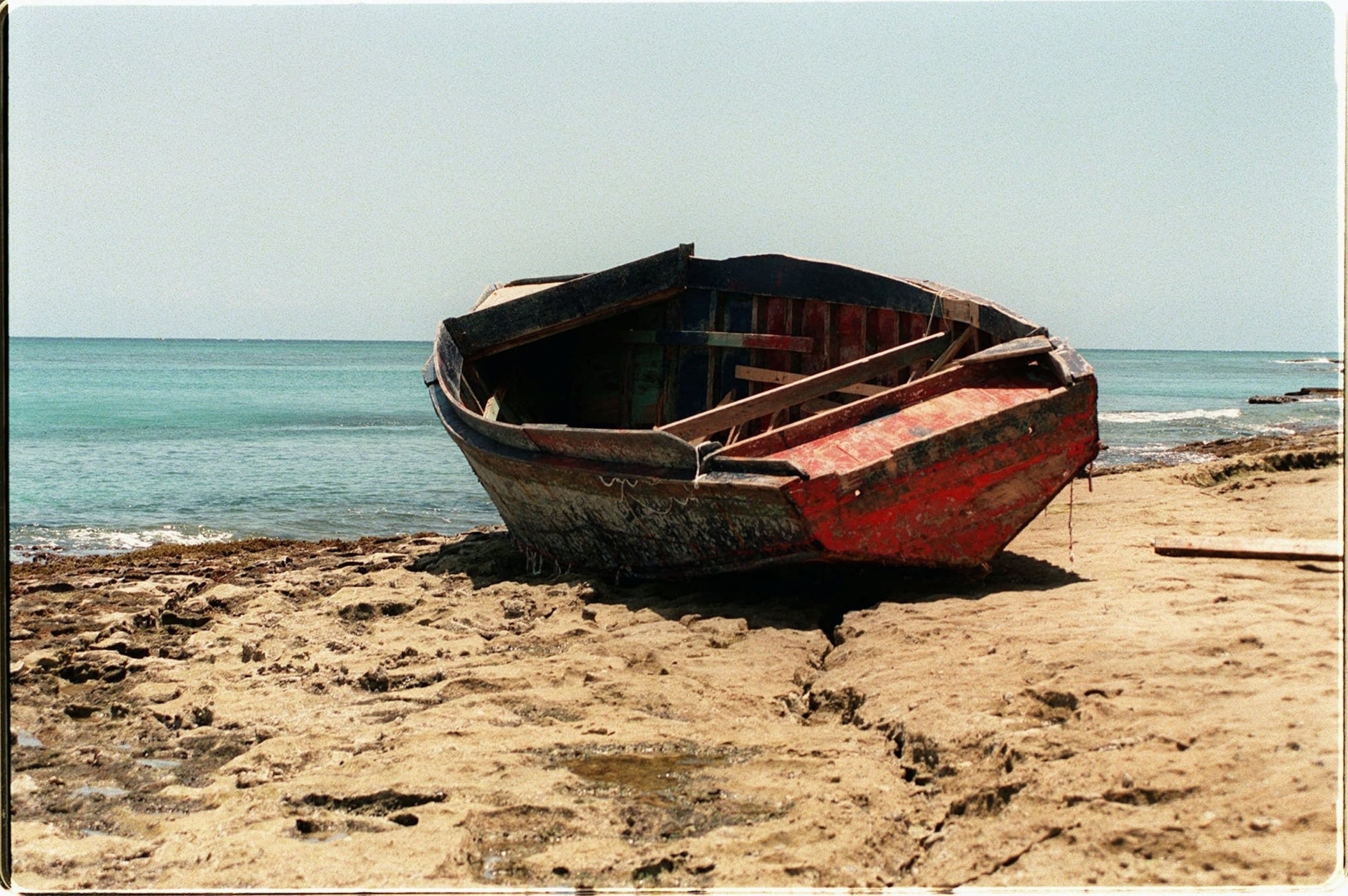 08/02/96 RINCON PLAYA ESMERALDA -UNA YOLA ABANDONADA POR DOMINICANOS ILEGALES QUE LLEGAN A LA ISLA-FOTO TOMADA EN JUNIO 25 DE 1996. (EL DIA/ RAMON KORFF) MOTIVOS YOLA ,INDOCUMENTADOS