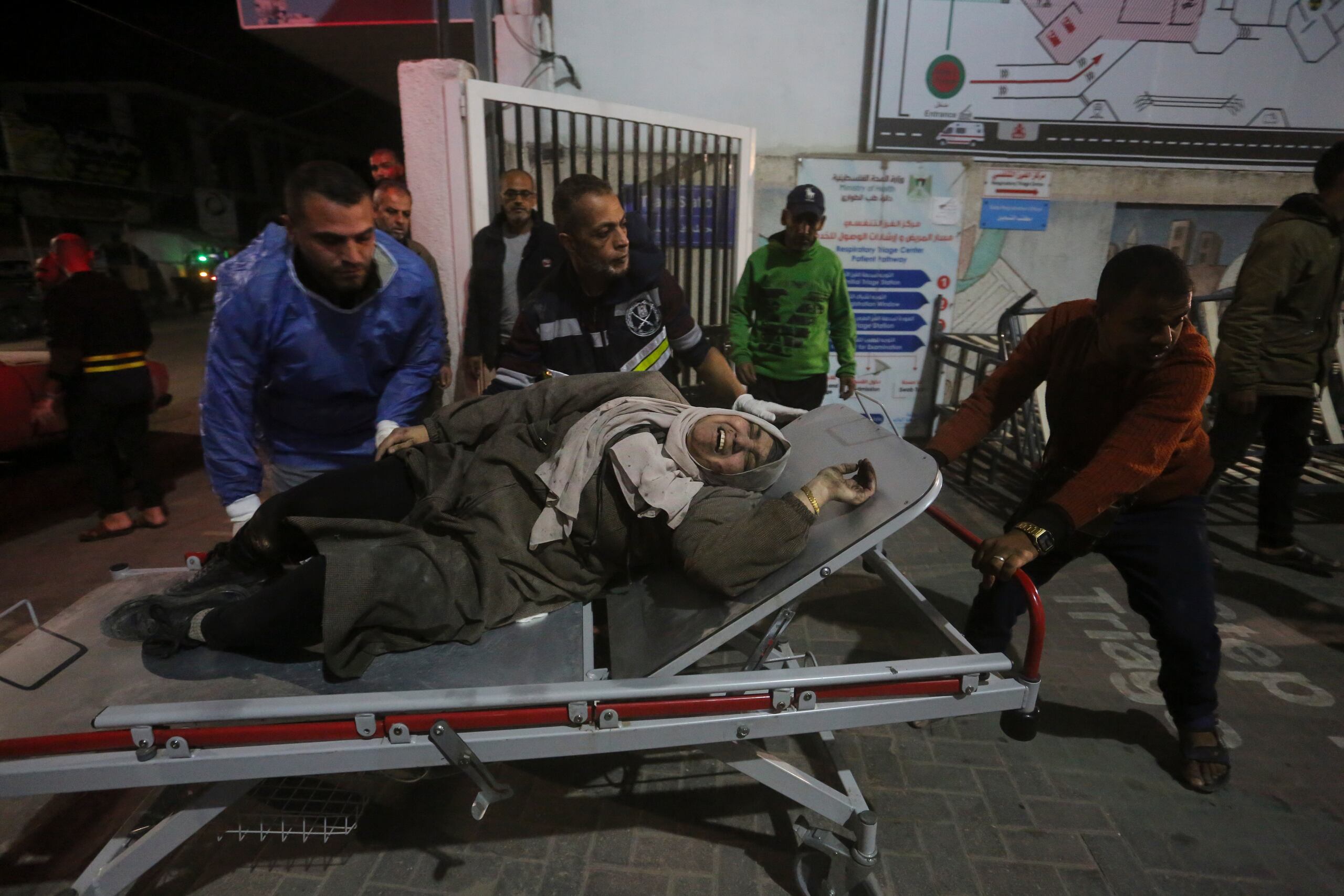 Palestinos heridos por bombardeos israelíes en la Franja de Gaza son trasladados a un hospital, el lunes 11 de diciembre de 2023, en Rafah. (AP Foto/Hatem Ali)