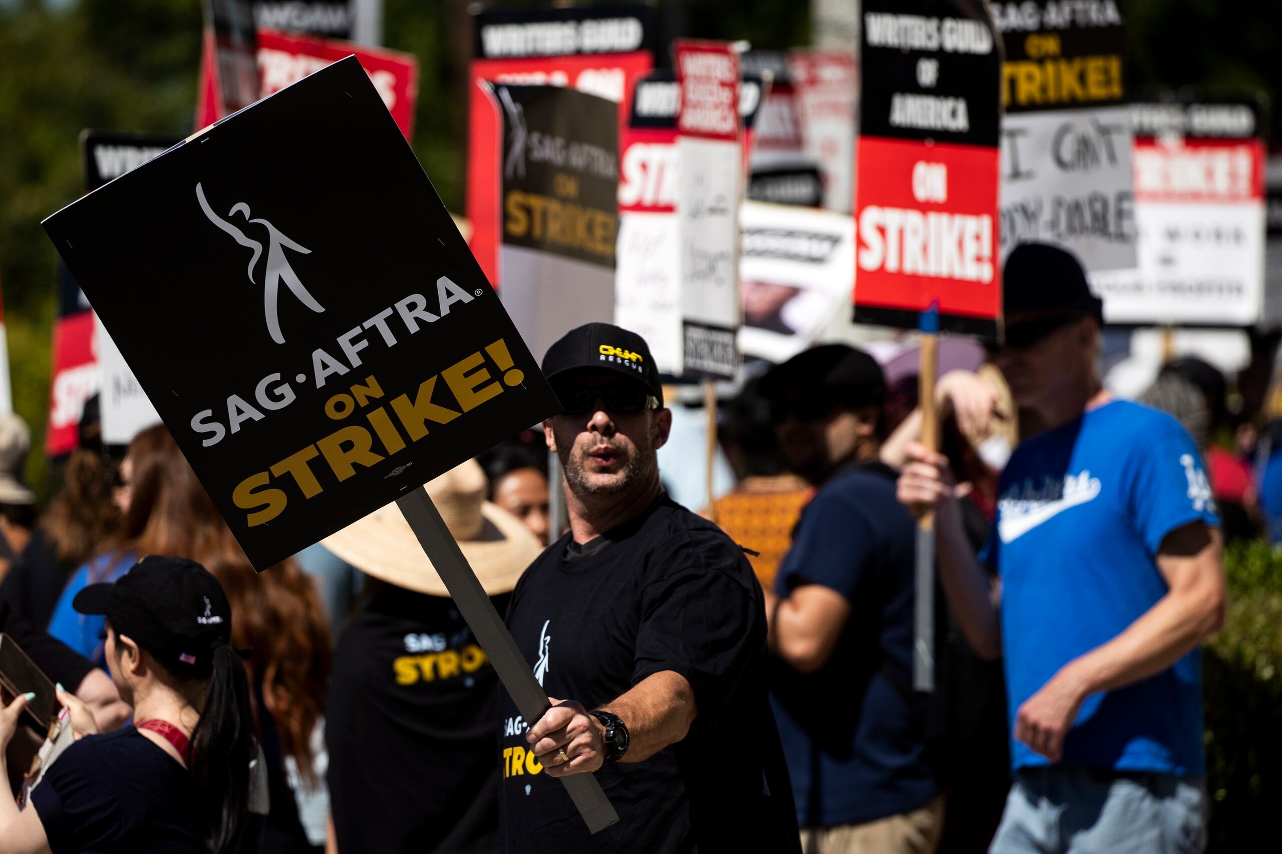 Miembros de la Federación Estadounidense de Artistas de Radio y Televisión (SAG-AFTRA) y del gremio de guionistas y escritores (WGA) fueron aprotestar frente a los estudios Paramount, en Los Ángeles, California.