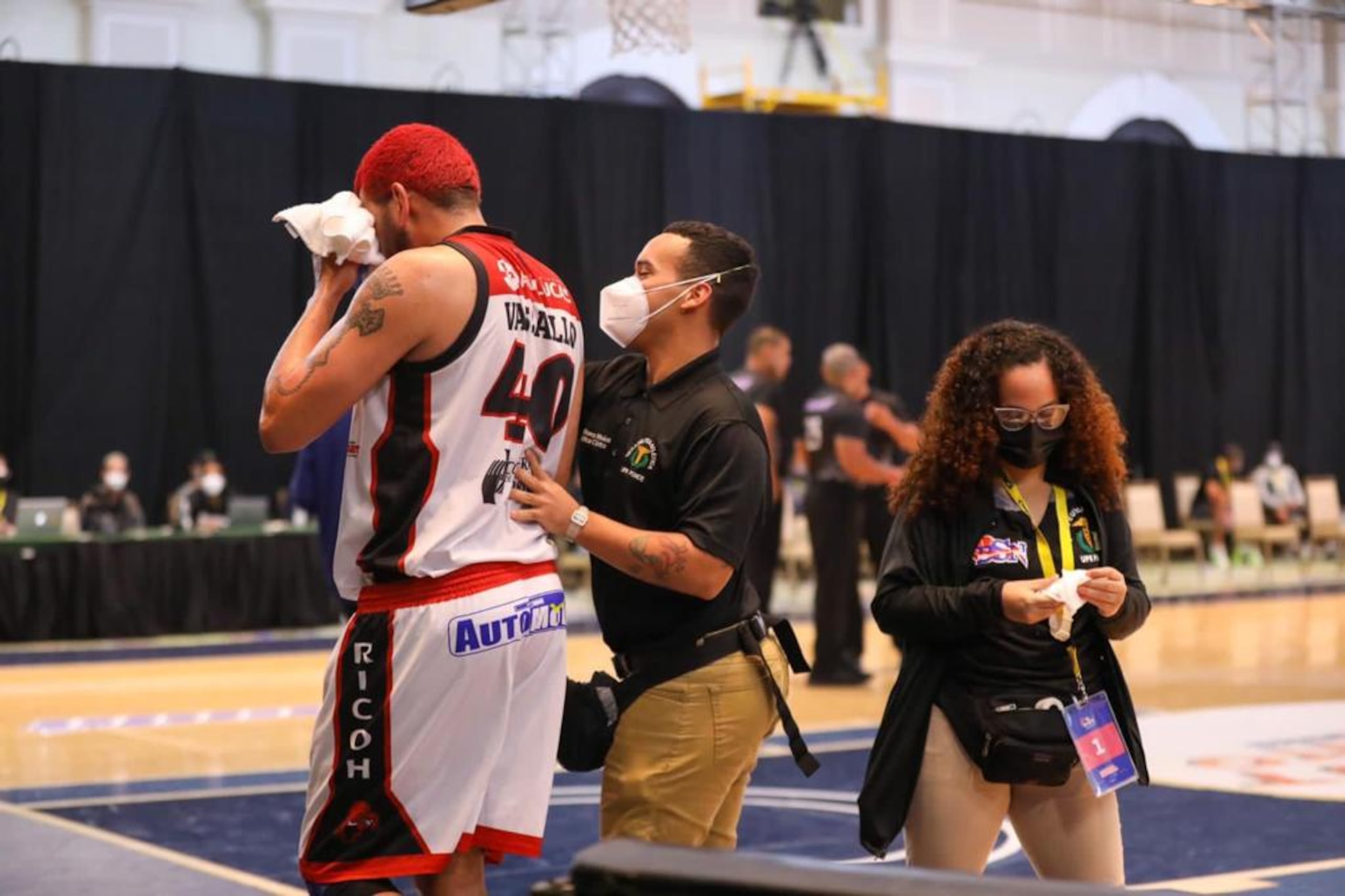 Dos estudiantes de la UPR Ponce asisten al baloncelista Ángel Daniel Vasallo durante la Búrbuja del BSN en 2020.