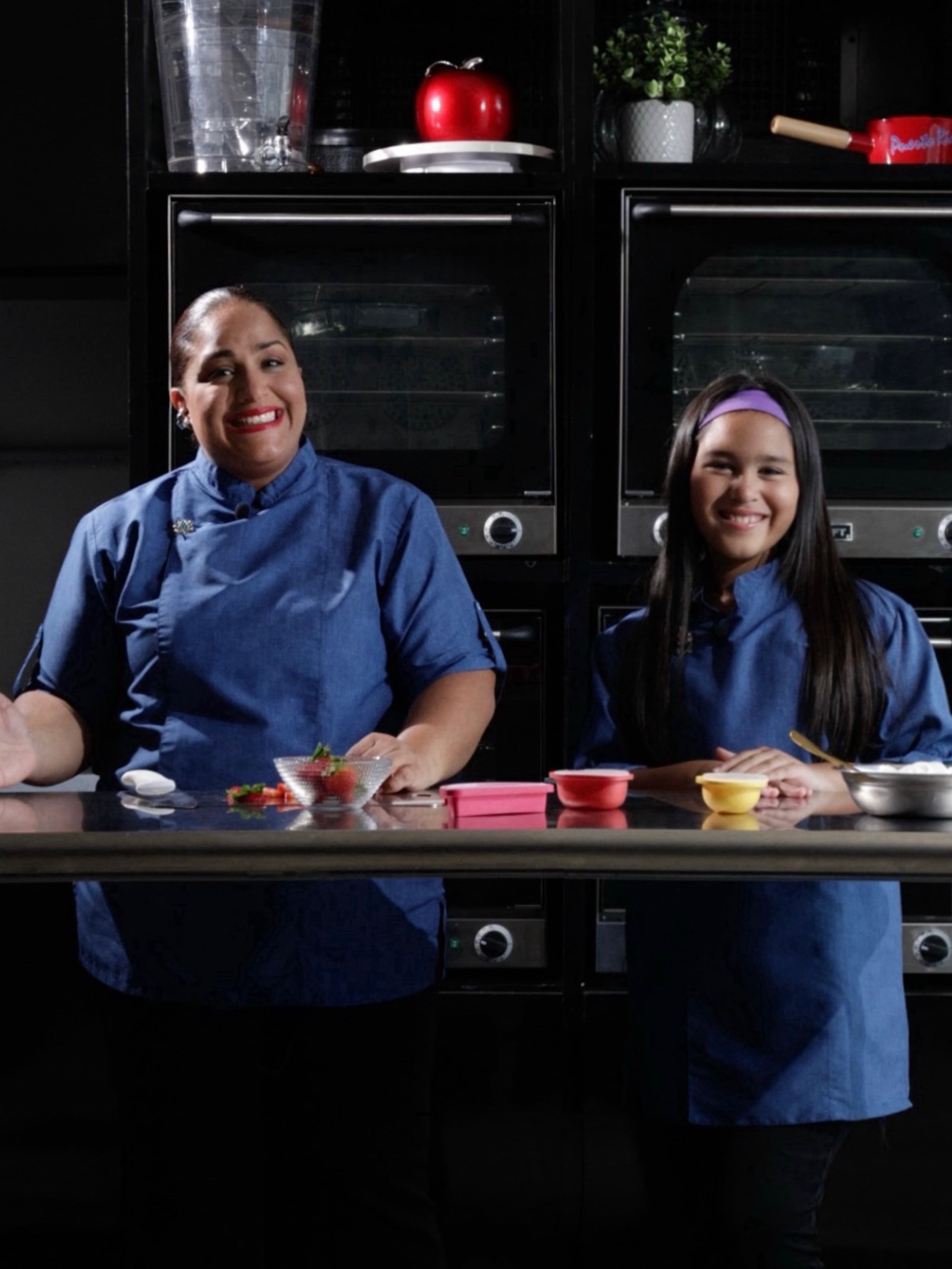 La chef y su hija Liann Marie compartieron una nutritiva receta a base de yogur y fresas.