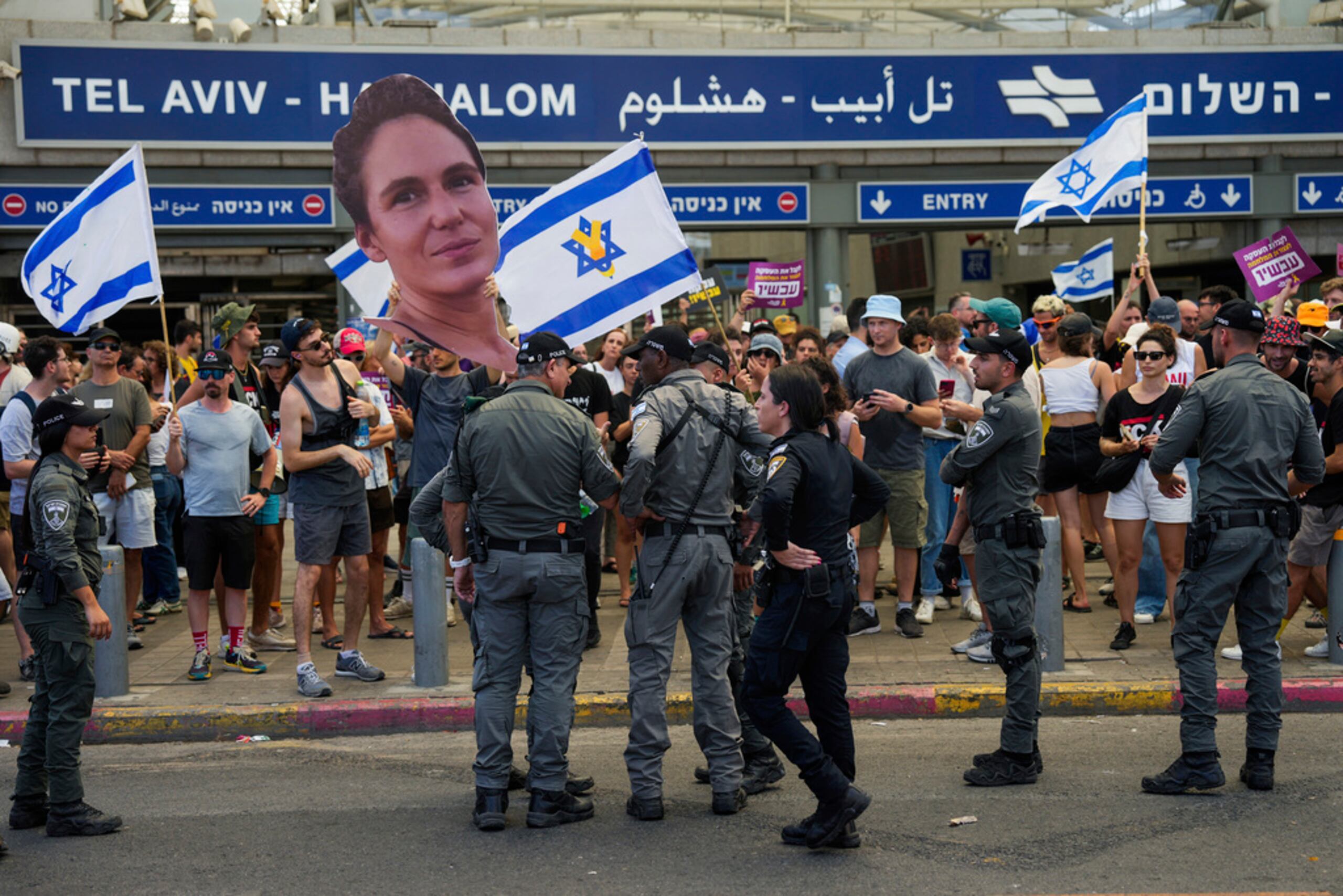 Manifestantes exigen un acuerdo de alto al fuego y la liberación inmediata de los rehenes retenidos por Hamás en la Franja de Gaza tras la muerte de seis rehenes en el territorio palestino, en Tel Aviv, Israel, el 2 de septiembre de 2024.