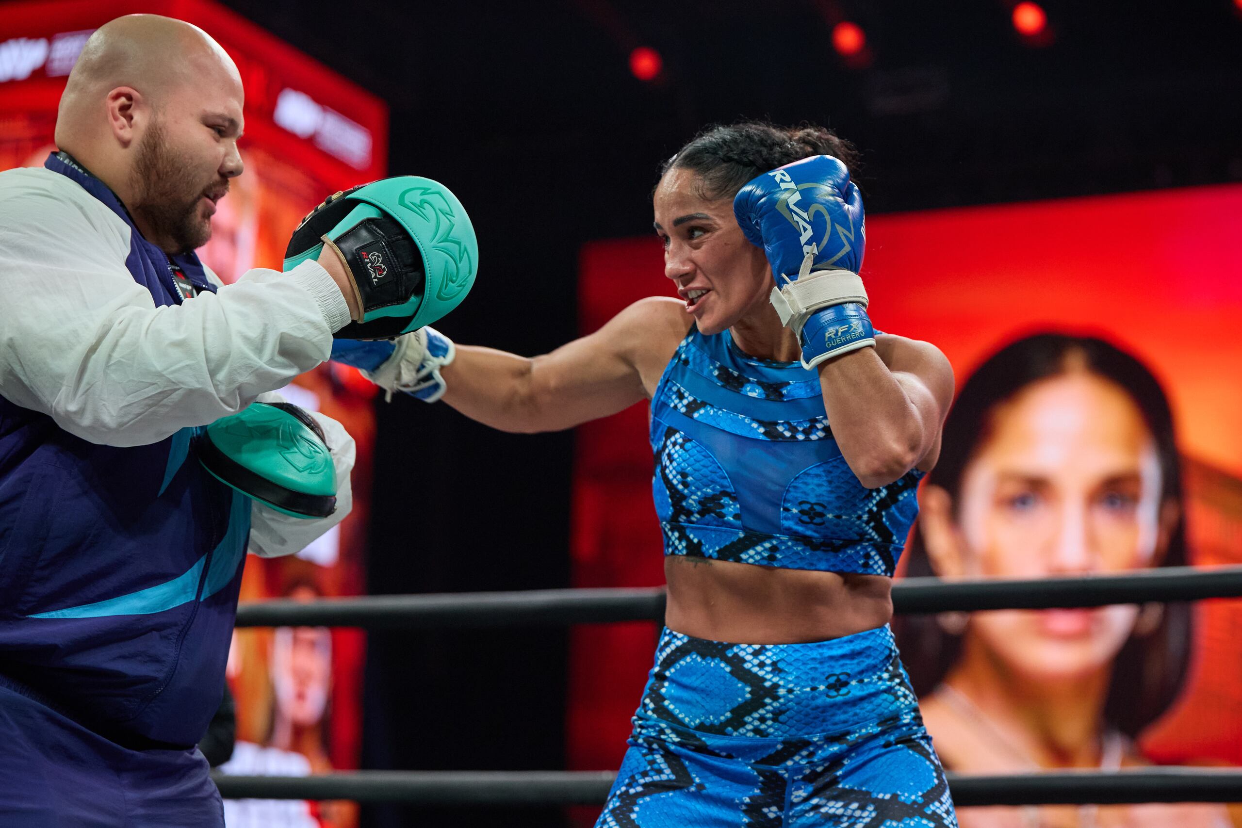 Amanda Serrano lanza un gancho durante su entrenamiento abierto del martes y de promoción para su combate de este viernes ante Katie Taylor.