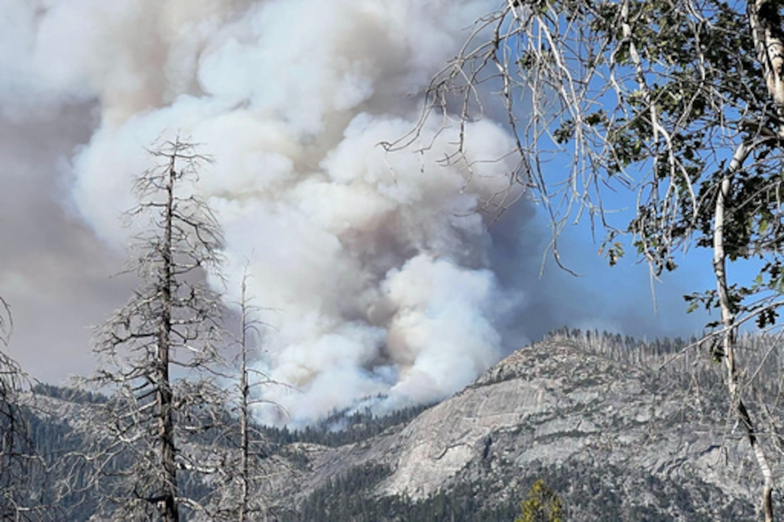 Esta fotografía, facilitada por el Servicio de Parques Nacionales, muestra el incendio «Dome Fire» arrasando en el Parque Nacional de Yosemite el martes 15 de septiembre de 2026. (Servicio de Parques Nacionales a través de AP)