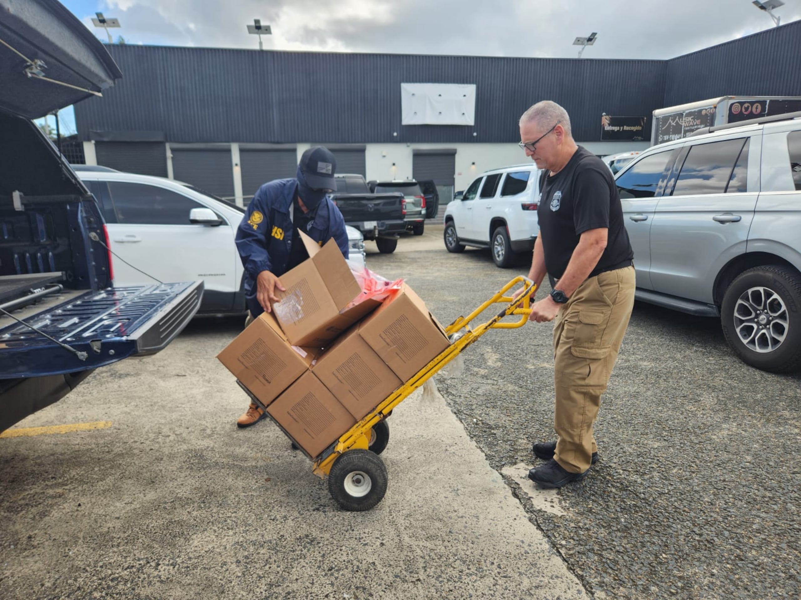 En total, el HSI sacó unas 17 cajas de evidencia de Music Wave, así como computadoras.