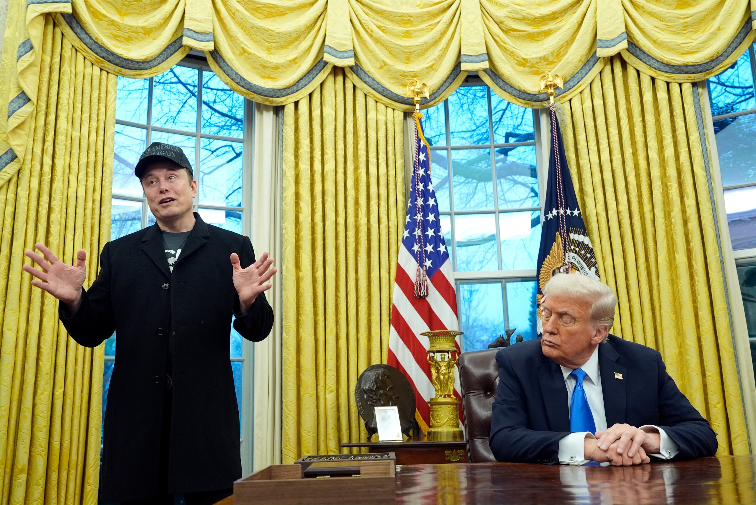 Según The New York Times, durante todo el incidente, Trump se recostó en su silla, con los brazos cruzados, como si estuviera viendo un partido de tenis.