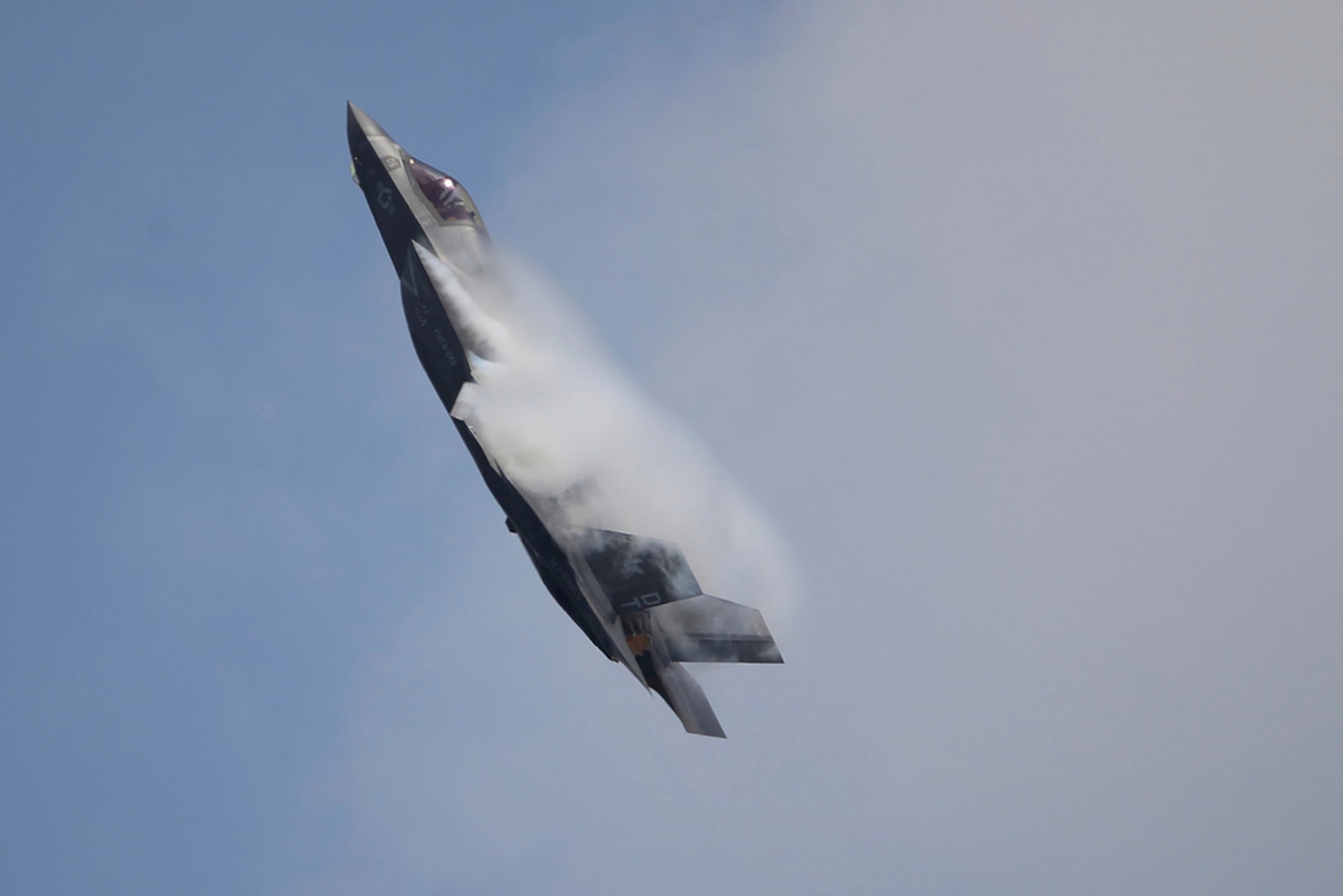 ARCHIVO - Un avión de combate F-35B Lightning II, de la Infantería de Marina de Estados Unidos, participa en una exhibición aérea durante la Muestra Aeronáutica de Singapur 2022, en el Centro de Exposiciones Changi, el 15 de febrero de 2022.