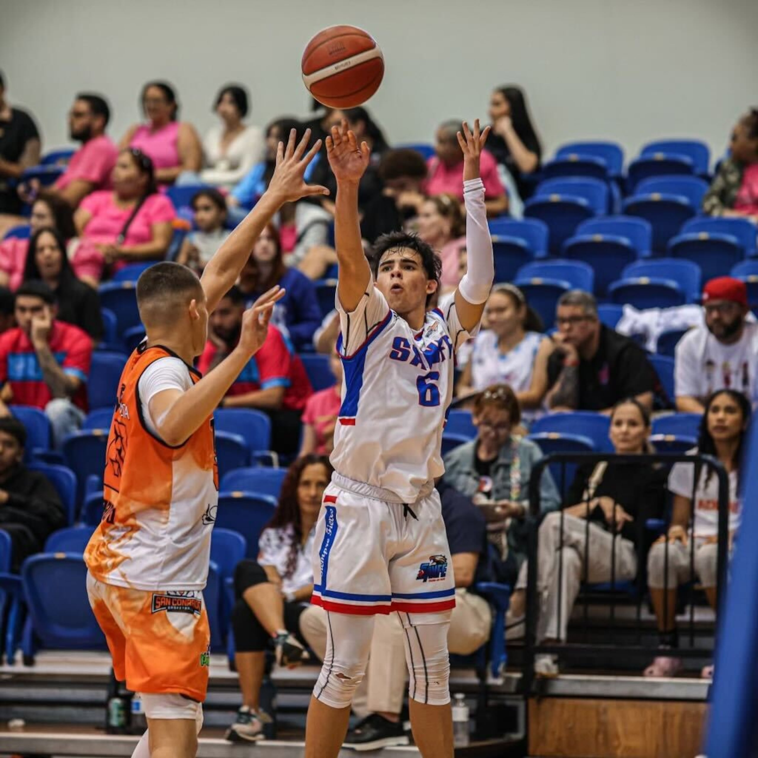 Yandriel Vélez, del Colegio San Felipe de Arecibo, lanza al canasto.