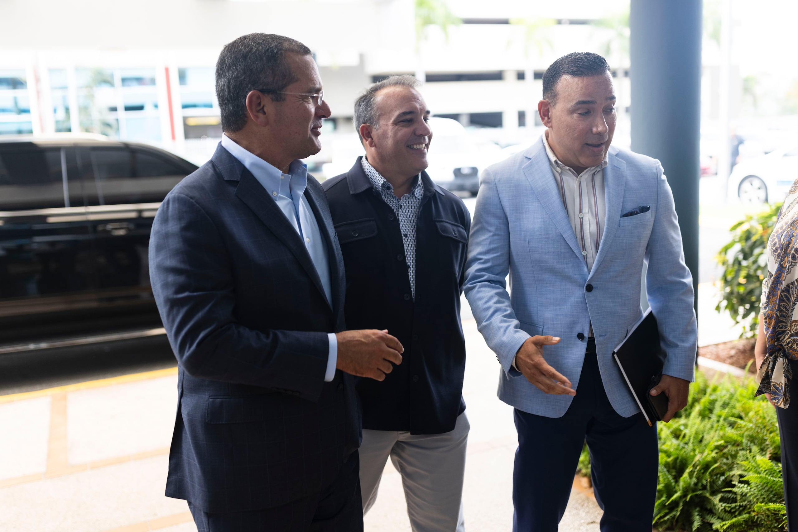 El gobernador Pedro Pierluisi, el presidente del Banco de Desarrollo Económico para Puerto Rico (BDE), Luis Alemañy González, y el principal oficial ejecutivo de GFR Media, Pedro Zorrilla, invitaron al público a visitar el Mercado Urbano para que disfruten y respalden a los comerciantes locales.
Foto por: Xavier Araújo | GFR Media
xavier.araujo@gfrmedia.com
Xavier Araujo