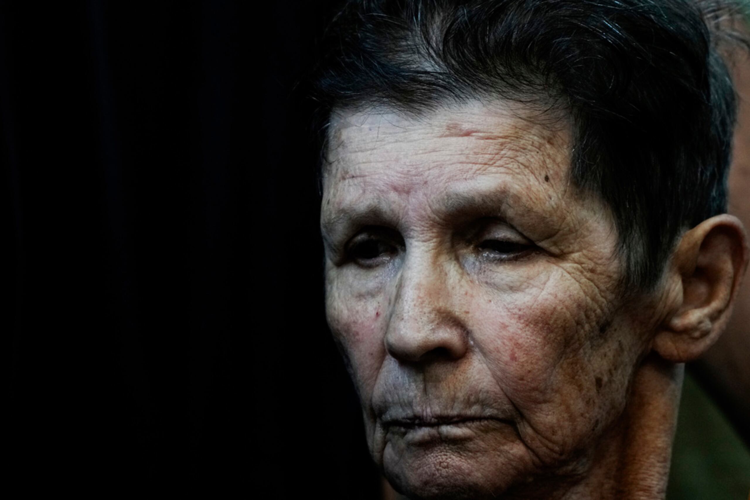 Yocheved Lifshitz, de 85 años, habla con miembros de la prensa un día después de ser liberada por militantes de Hamás, en el Hospital Ichilov de Tel Aviv, Israel, el 24 de octubre de 2023.