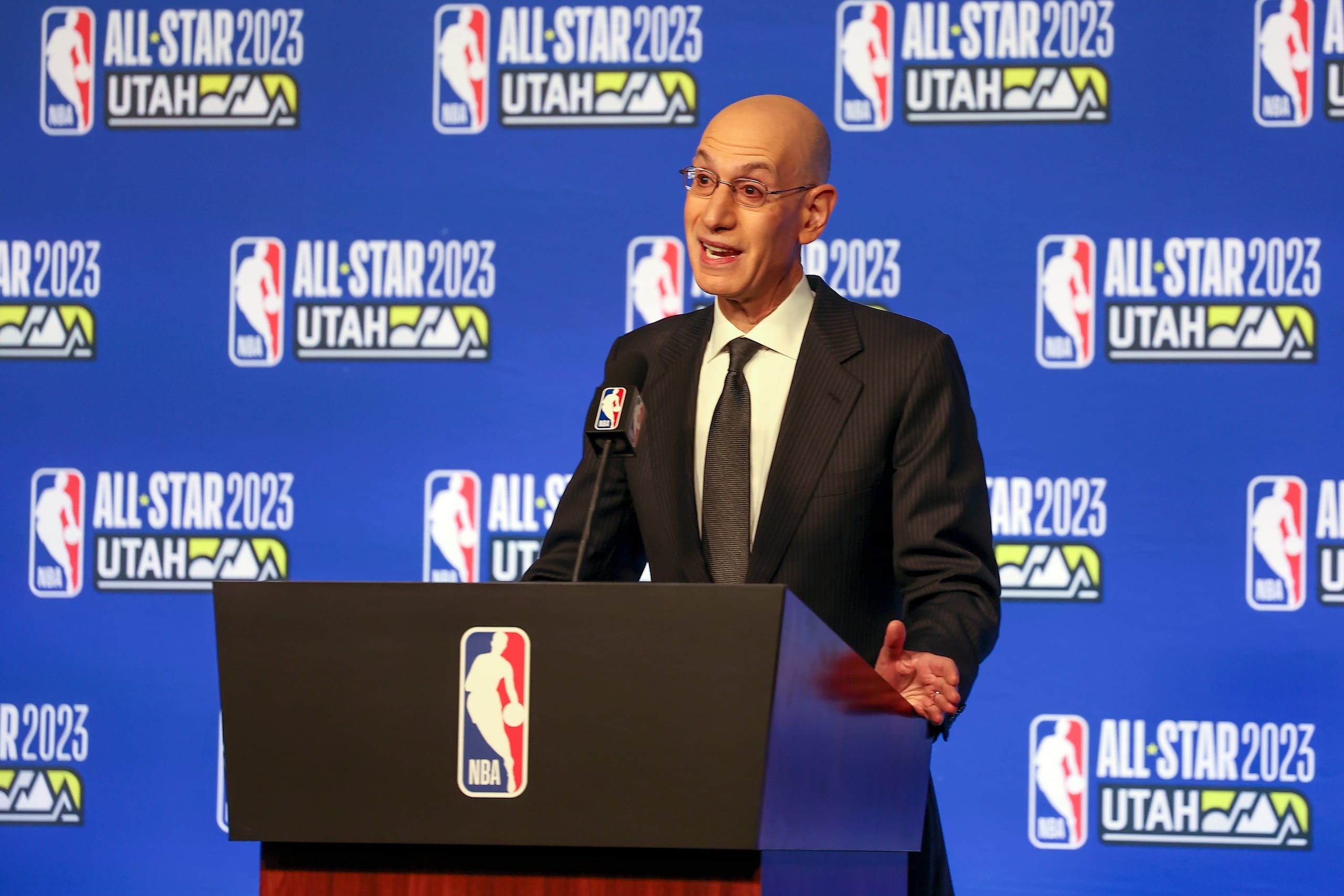 Adam Silver, comisionado de la NBA, responde a la prensa durante una conferencia realizada el sábado 18 de febrero de 2023 en Salt Lake City.