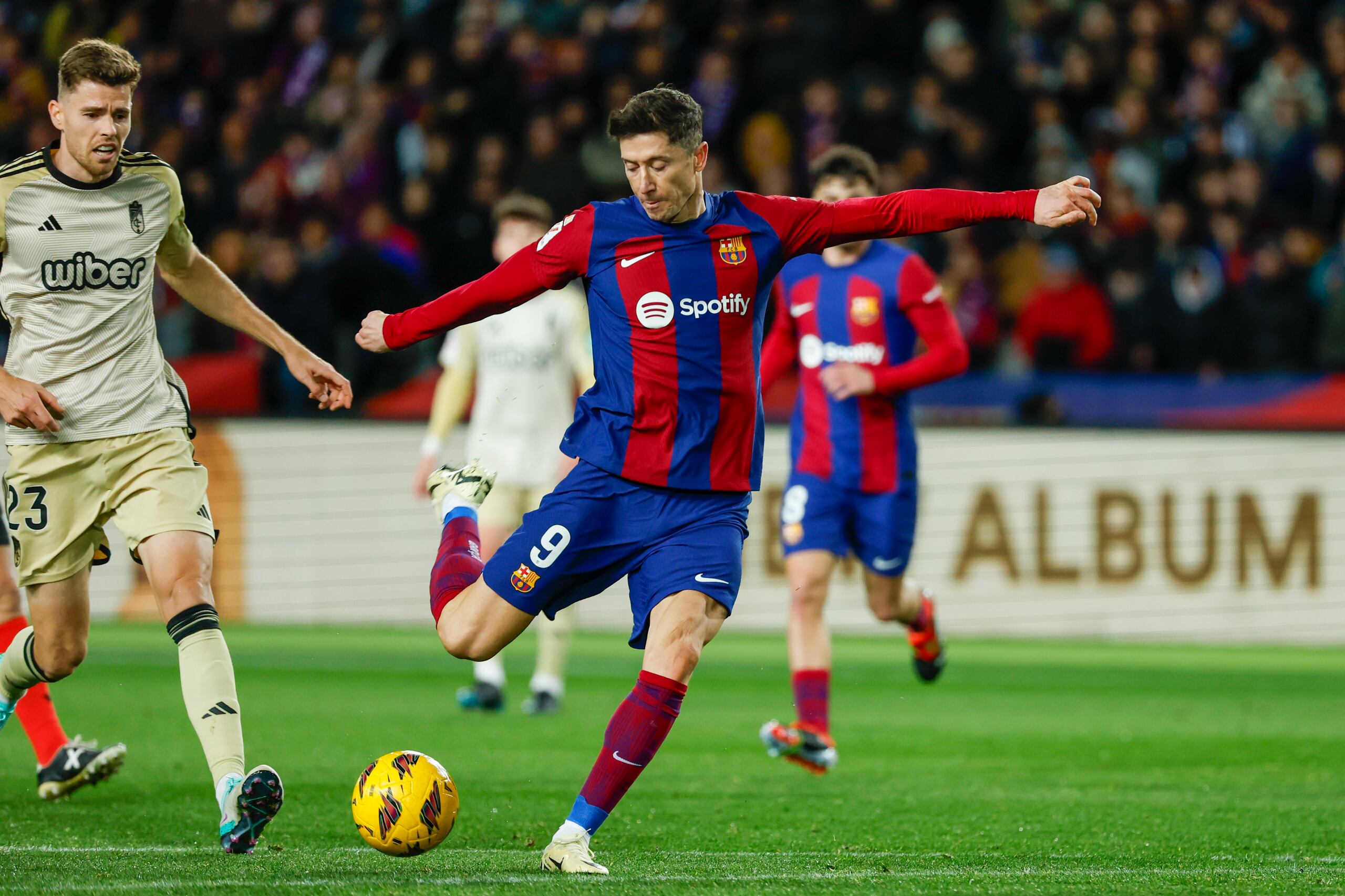 Robert Lewandowski del Barcelona anota en el segundo gol de su equipo en el empate 3-3 con el Granada en la liga española en el Estadio Olimpic Lluis Companys el domingo 11 de febrero del 2024. (AP Foto/Joan Monfort)