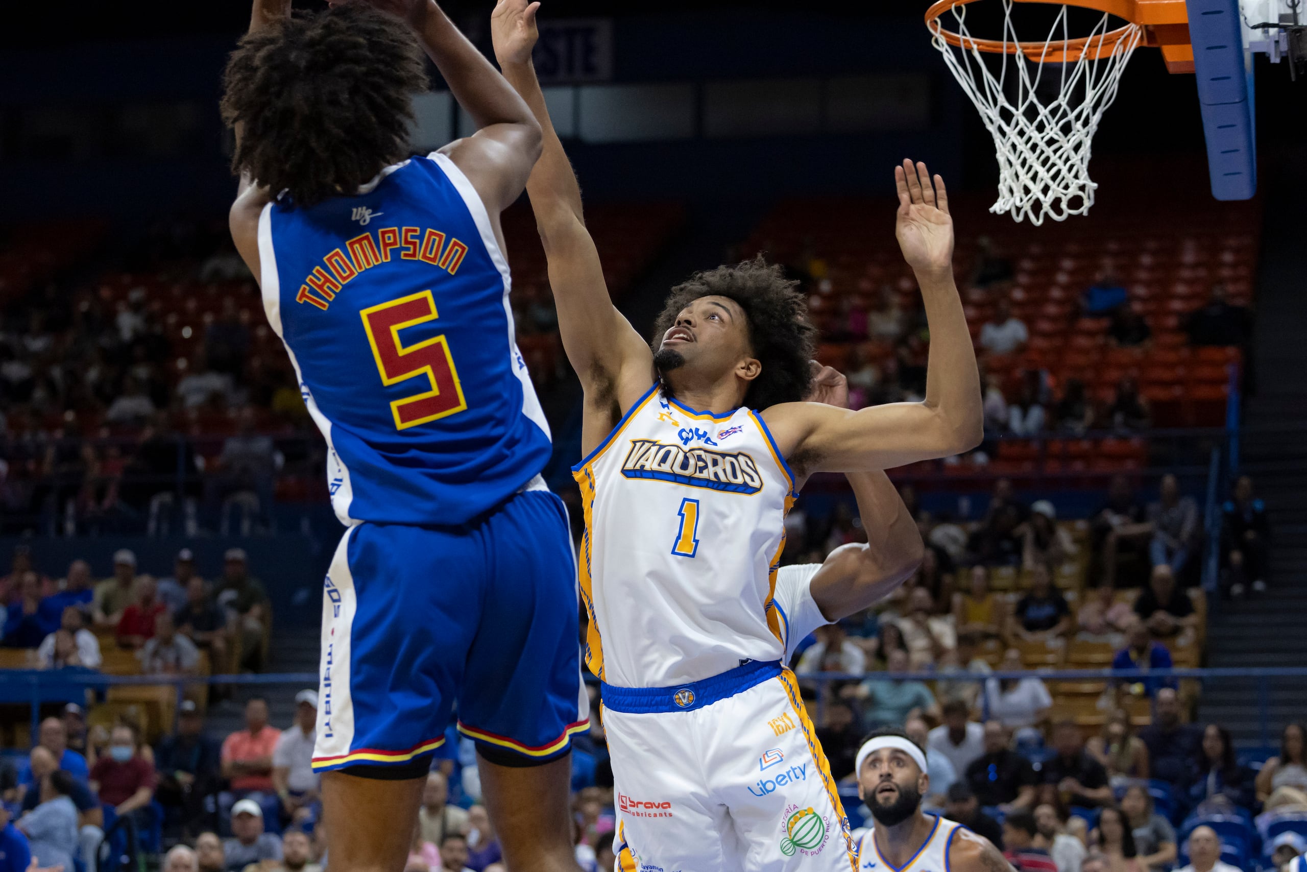 Ethan Thompson, de los Osos de Manatí, lanza al canasto ante la defensa de su hermano Sthephen Thompson, de los Vaqueros de Bayamón.