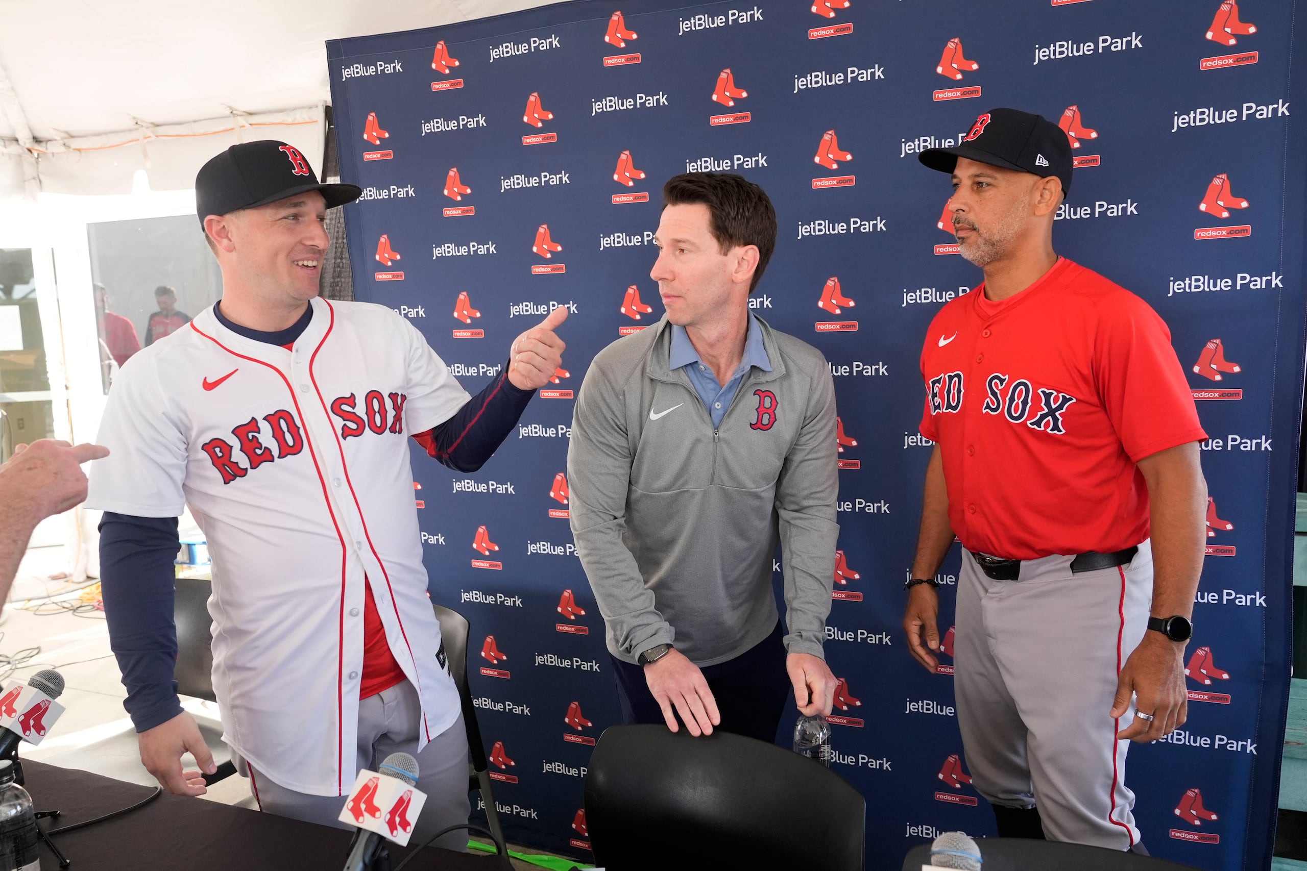 Craig Breslow, al centro, es el jefe de operaciones de béisbol de los Red Sox. Fue además instrumental en lograr la firma del tercera base Alex Bregman, a la izquierda, para jugar para el boricua Alex Cora, a la derecha.
