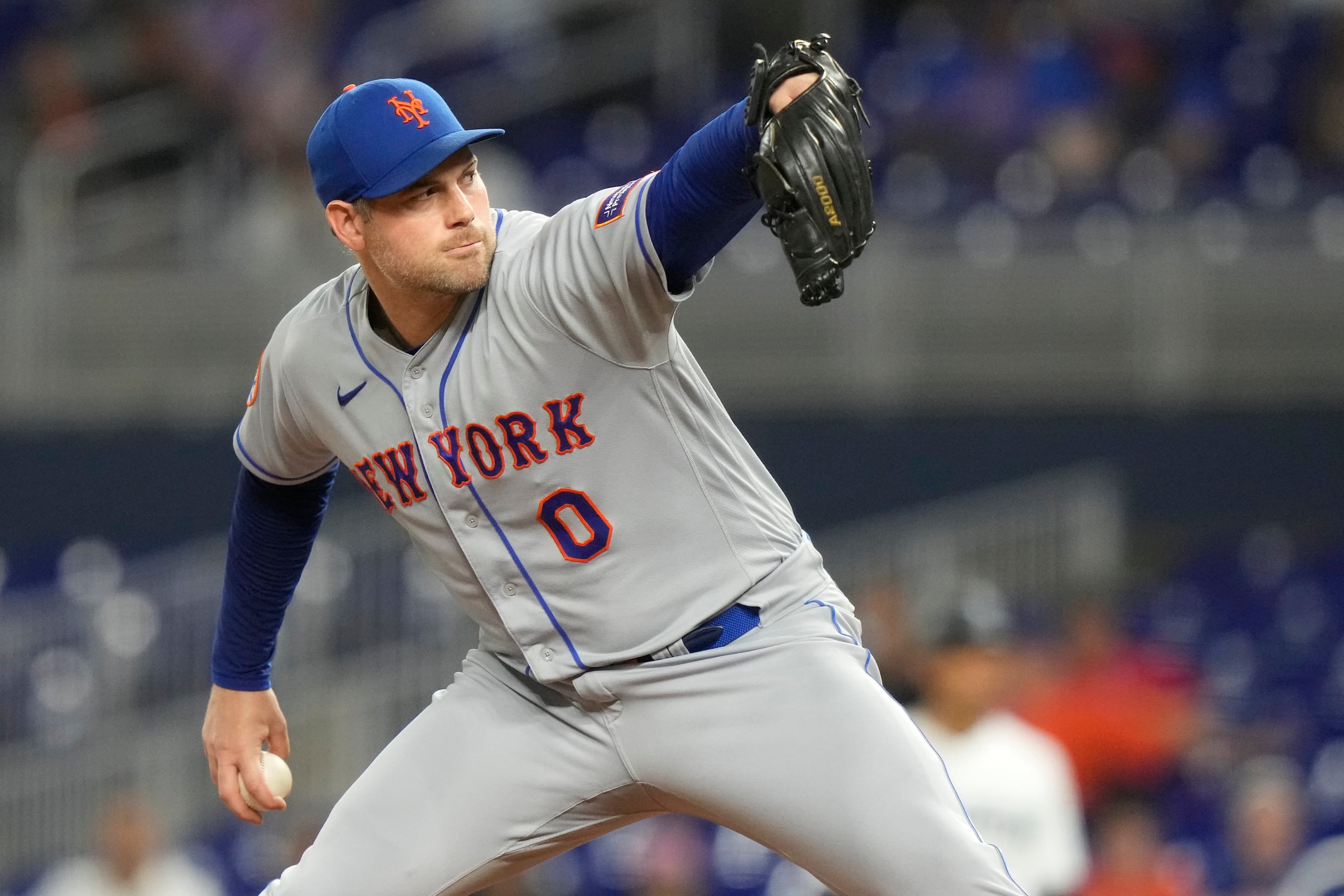 El relevista de los Mets de Nueva York, Adam Ottavino, lanza durante la novena entrada de un juego de béisbol contra los Marlins de Miami, el 18 de septiembre de 2023, en Miami.