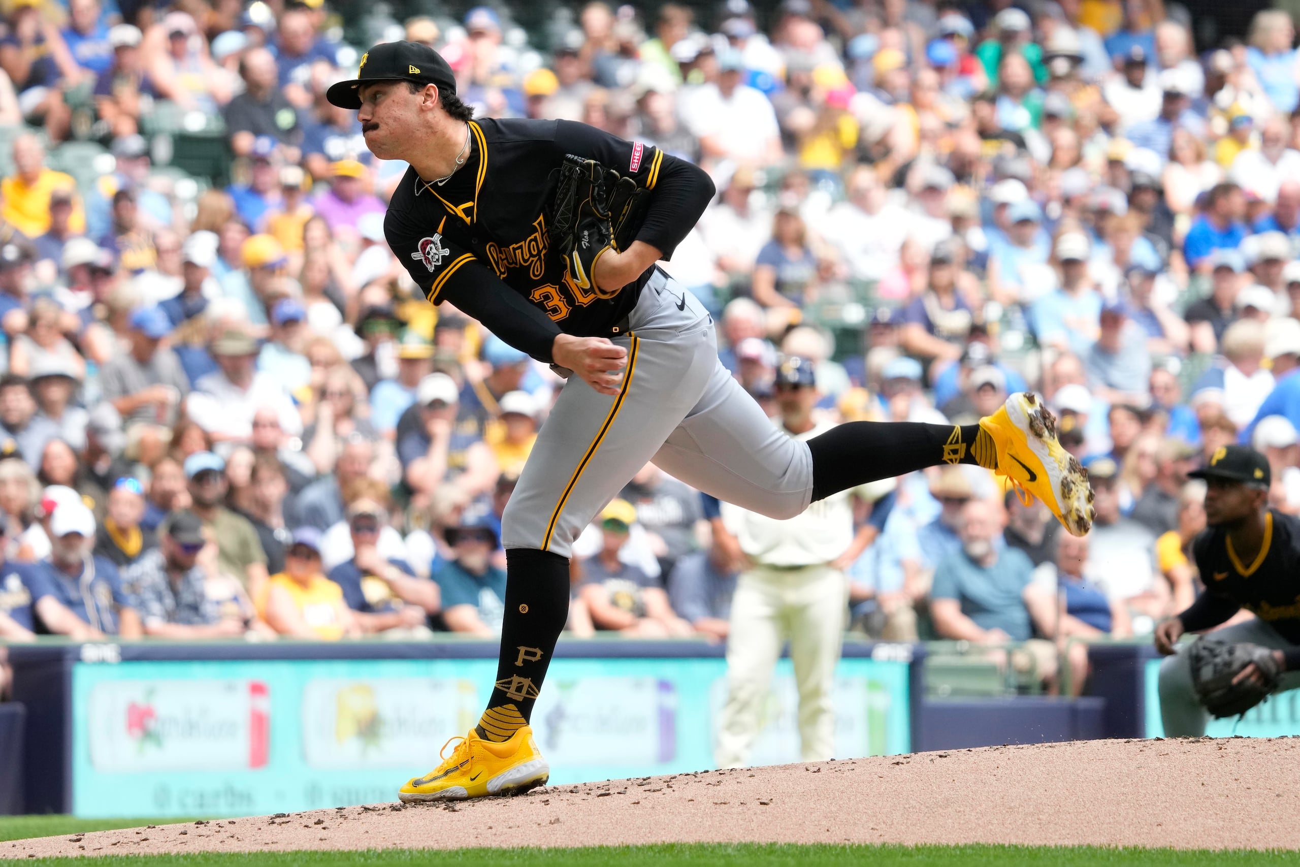 El pítcher de los Pirates de Pittsburgh, Paul Skenes, lanza en la primera entrada ante los Brewers de Milwaukee el jueves, 11 de julio del 2024.