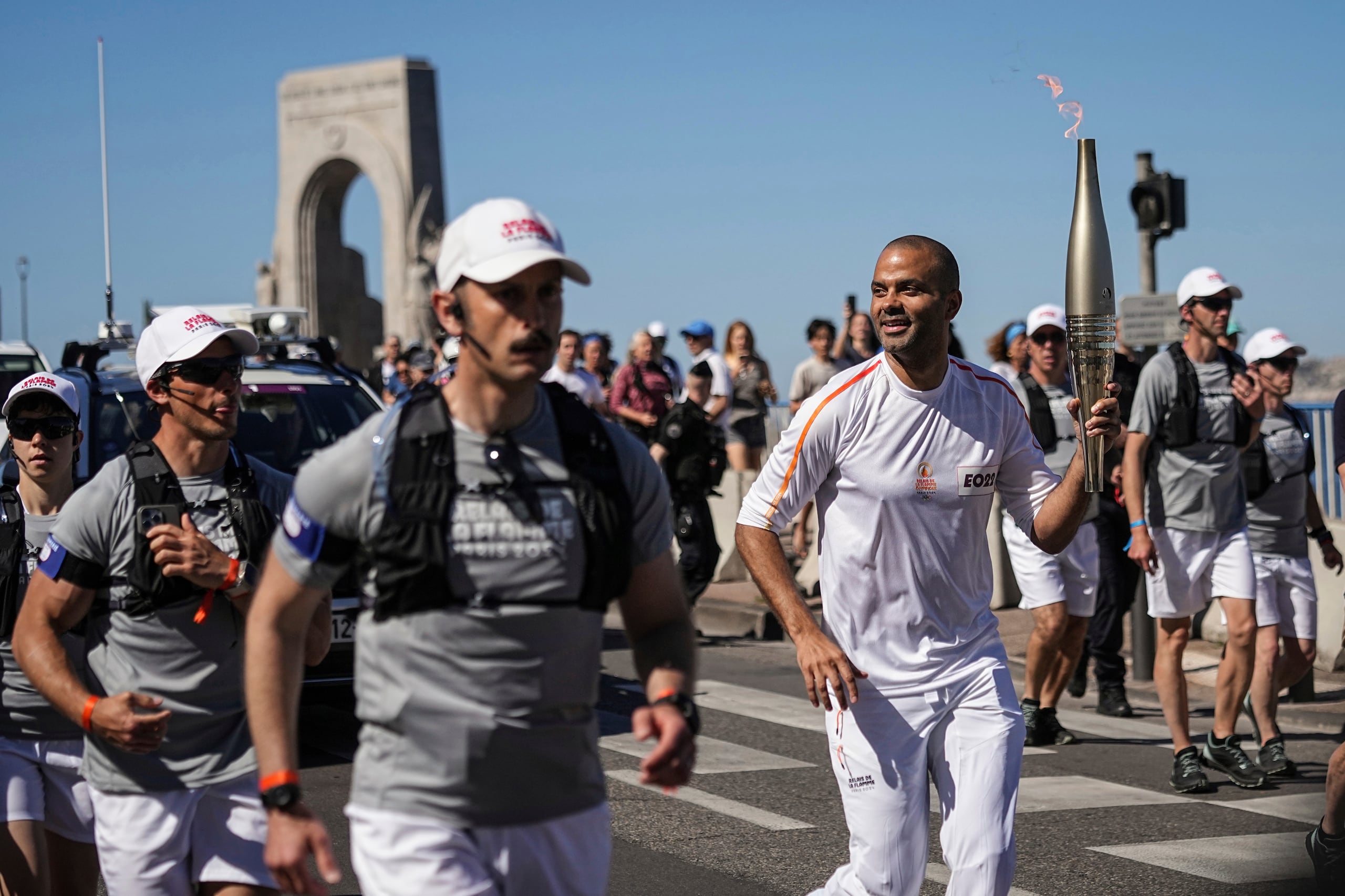 El exjugador de la NBA, el francés Tony Parker, fue uno de los atletas que estuvo en el inicio del recorrido de la antorcha que será realizado en Francia durante 11 semanas y en el que participarán sobre 10,000 personas en el relevo de la misma.