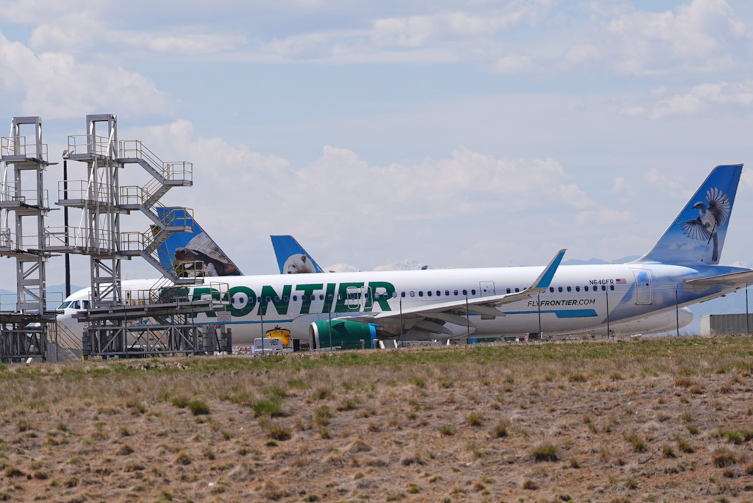 Un avión de pasajeros de Frontier Airlines, matrícula N646FR, se encuentra estacionado fuera del centro de operaciones técnicas de la aerolínea junto a otros aviones en mantenimiento, al norte del Aeropuerto Internacional de Denver, el 9 de mayo de 2026, en Denver.
