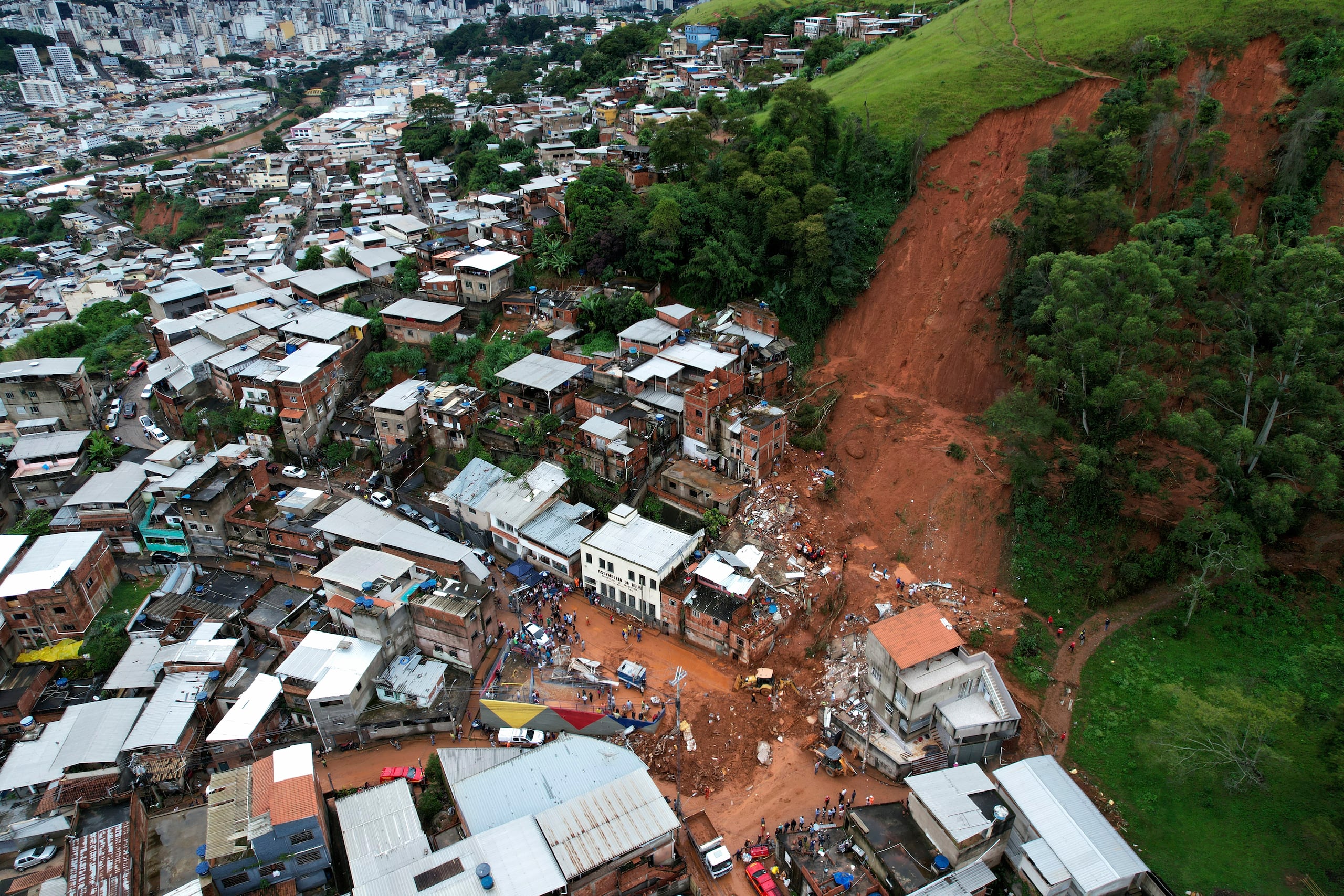Casas derrumbadas tras las fuertes lluvias e inundaciones en el barrio de Parque Burnier, en Juiz de Fora, estado de Minas Gerais, Brasil, el martes 24 de febrero de 2026. (AP Foto/Silvia Izquierdo)