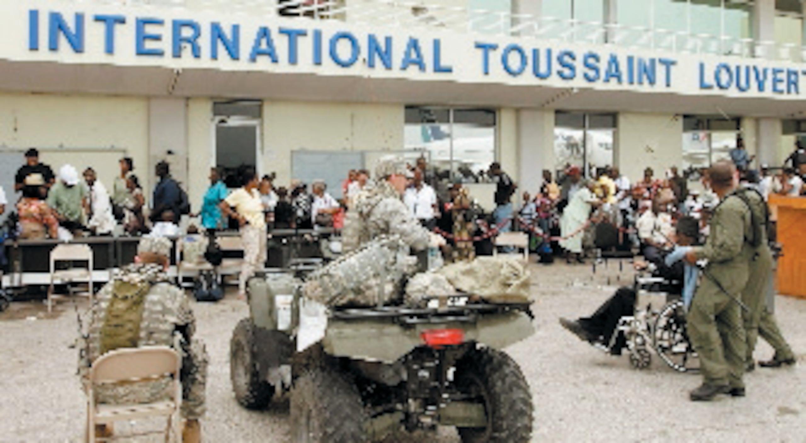 Policías fuertemente armados mantenían puntos de control cerca del aeropuerto mientras se reanudaban las operaciones allí.