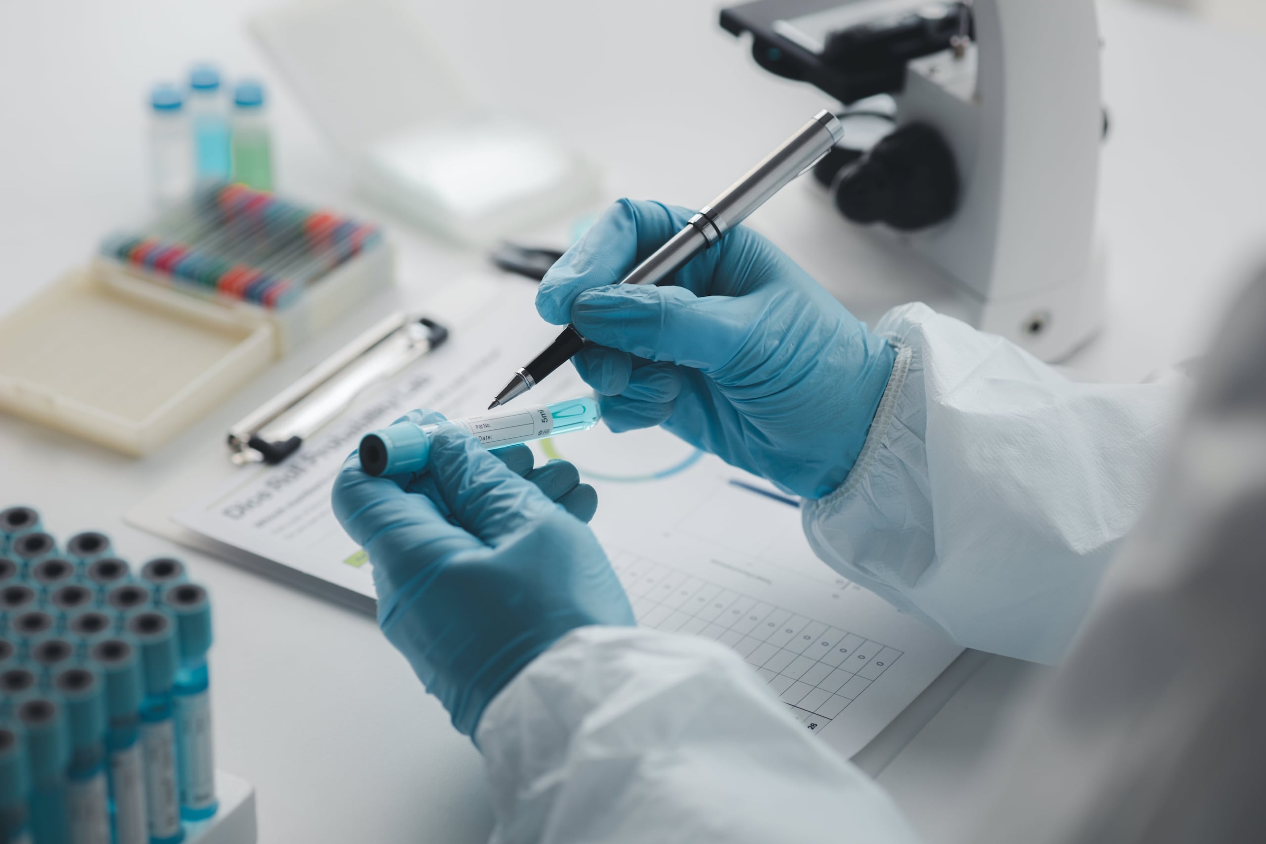 Se indicó que la mujer rompió por accidente un tubo con material biológico vivo que contenía Yersinia pestis, una peligrosa bacteria.